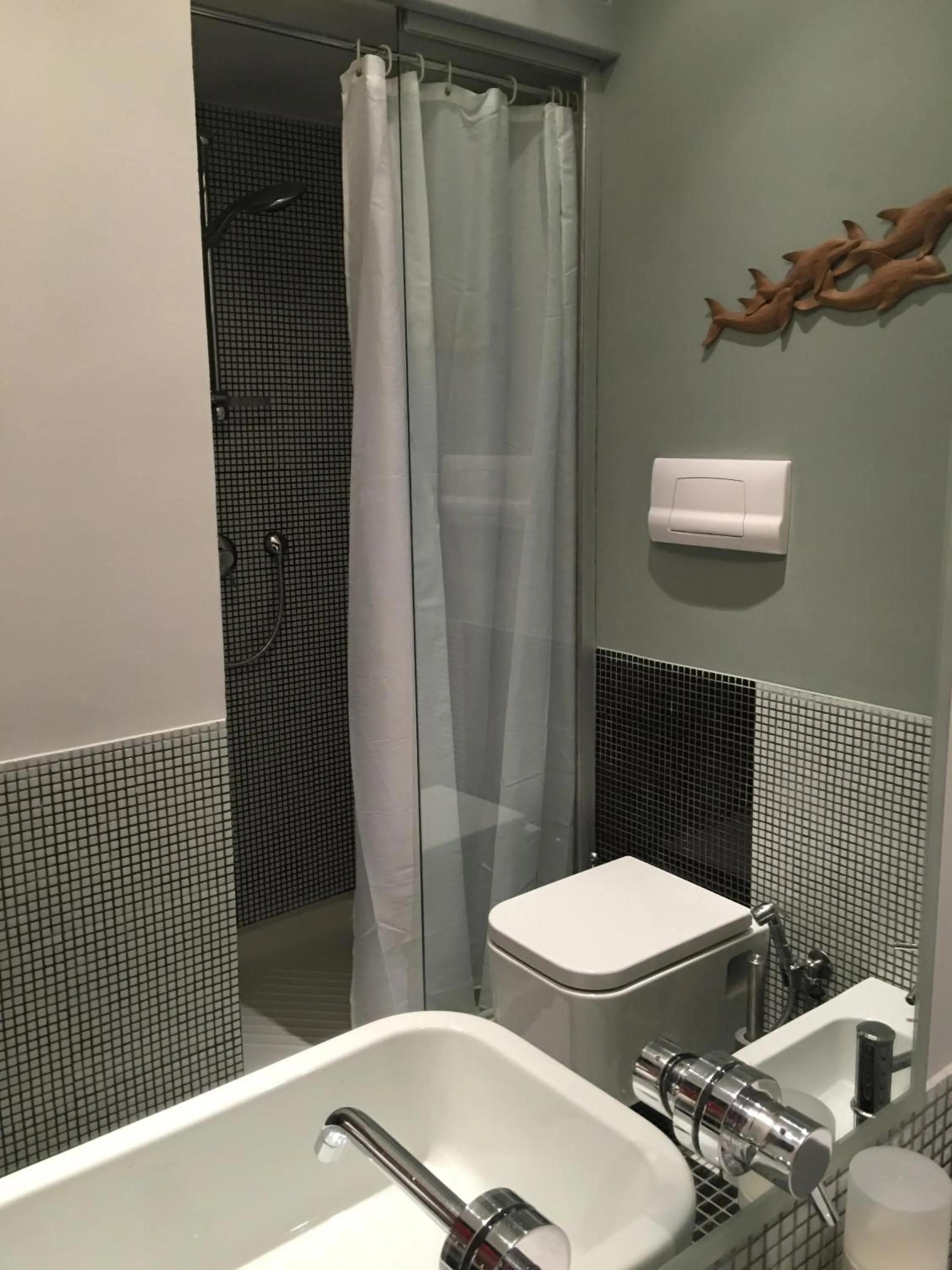 Shower in Two Sisters Suites