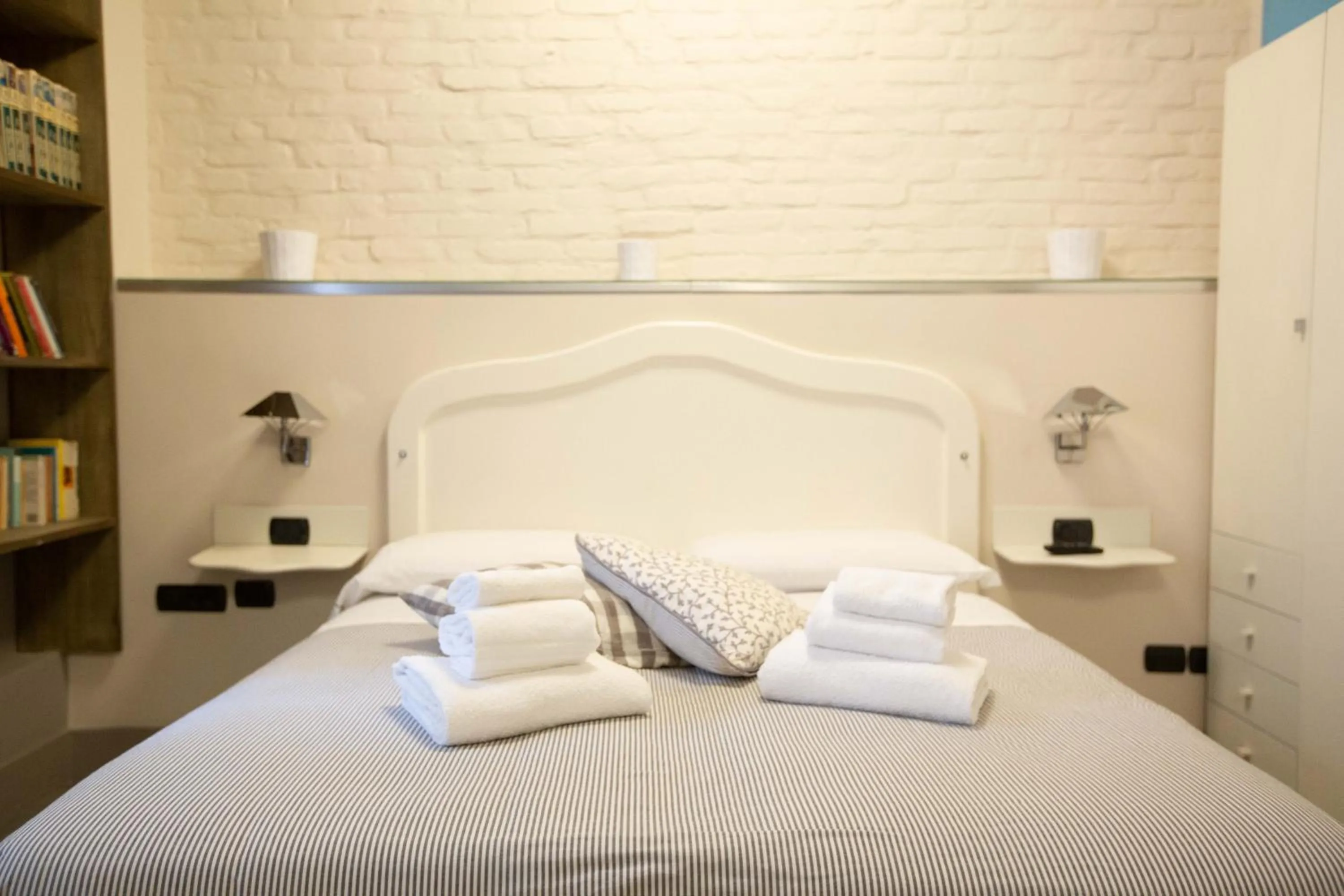 Bedroom, Bed in Two Sisters Suites