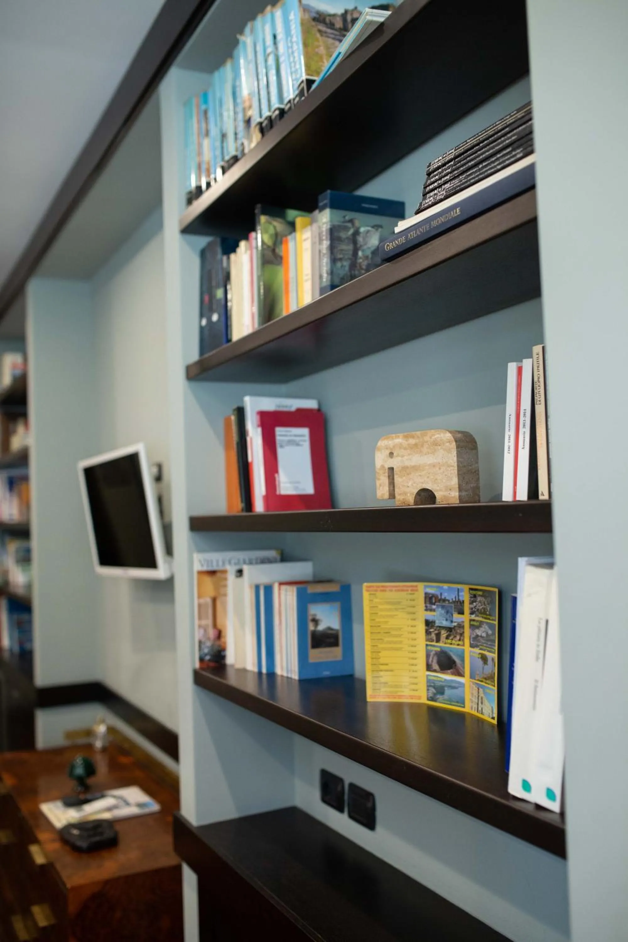 Library in Two Sisters Suites