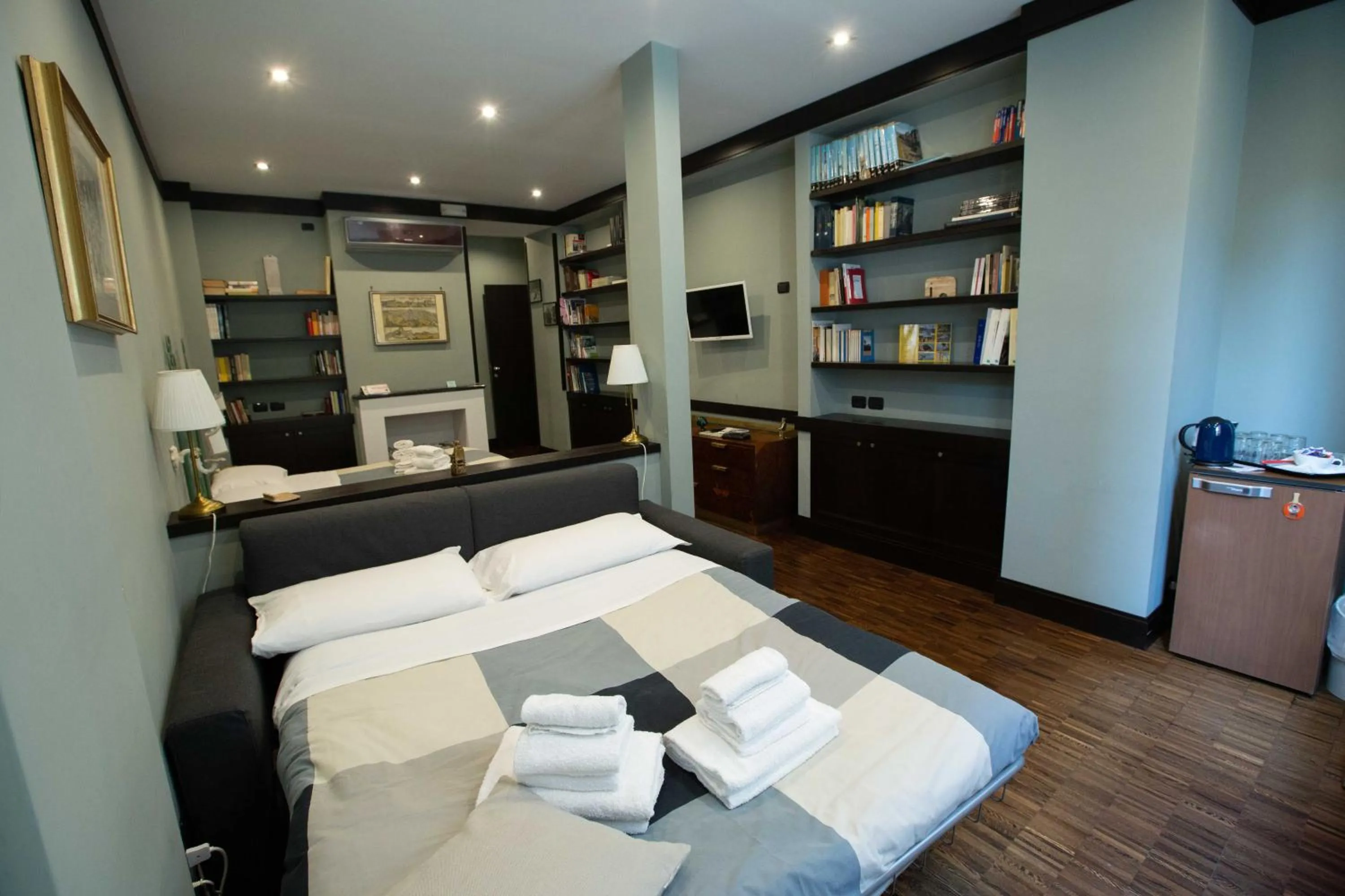 Library, Bed in Two Sisters Suites