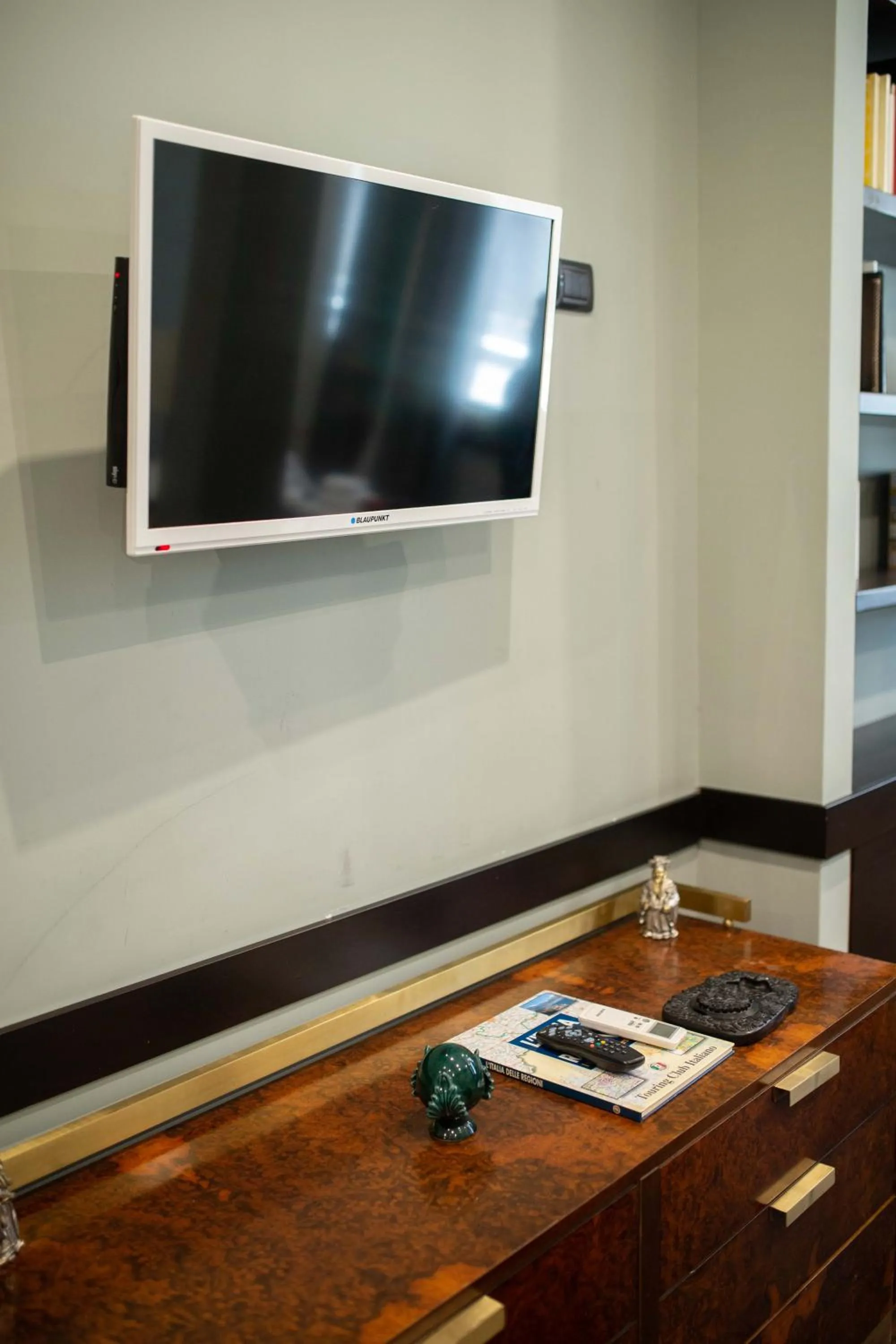 Communal lounge/ TV room in Two Sisters Suites