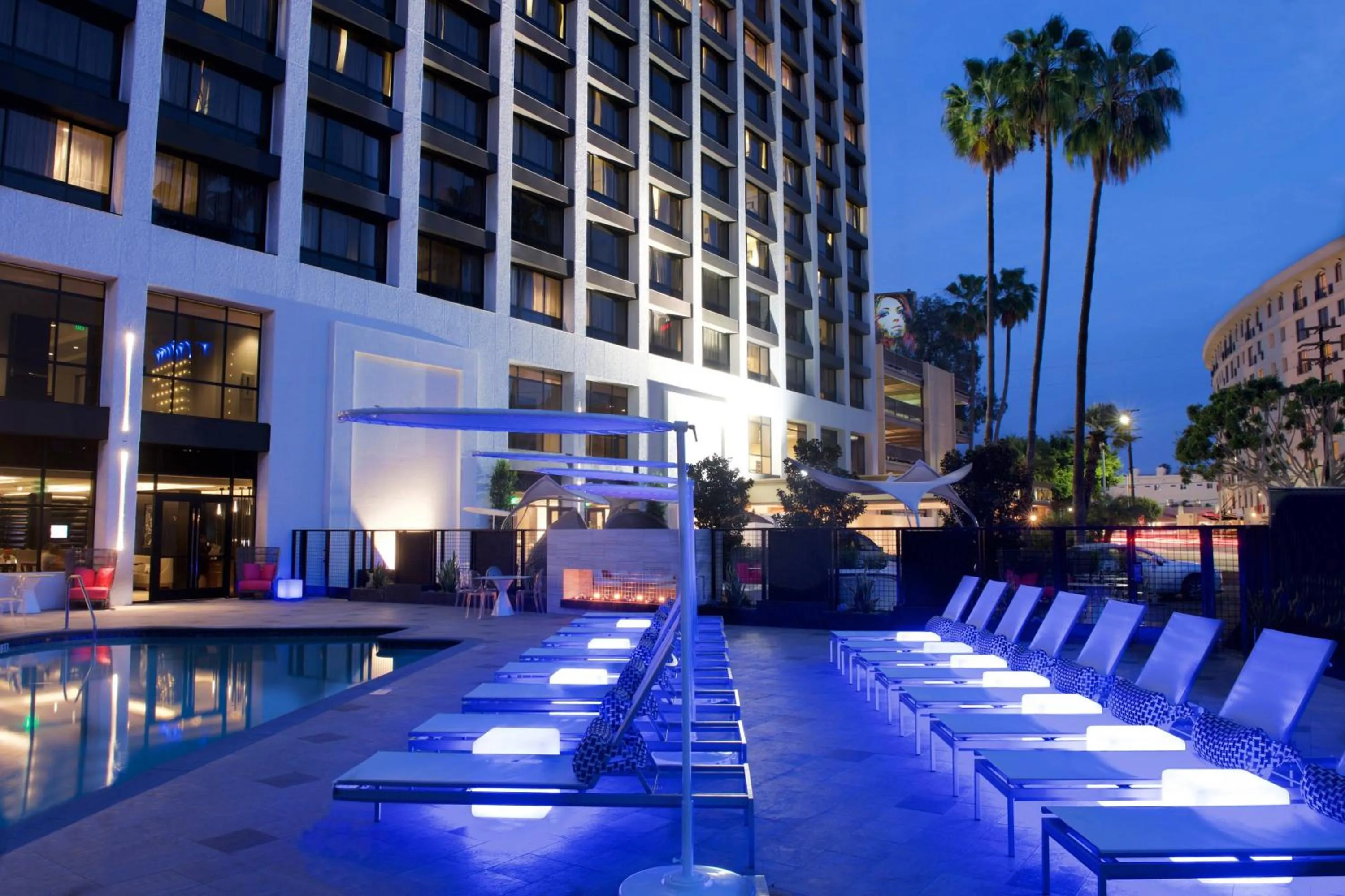Swimming pool in Beverly Hills Marriott