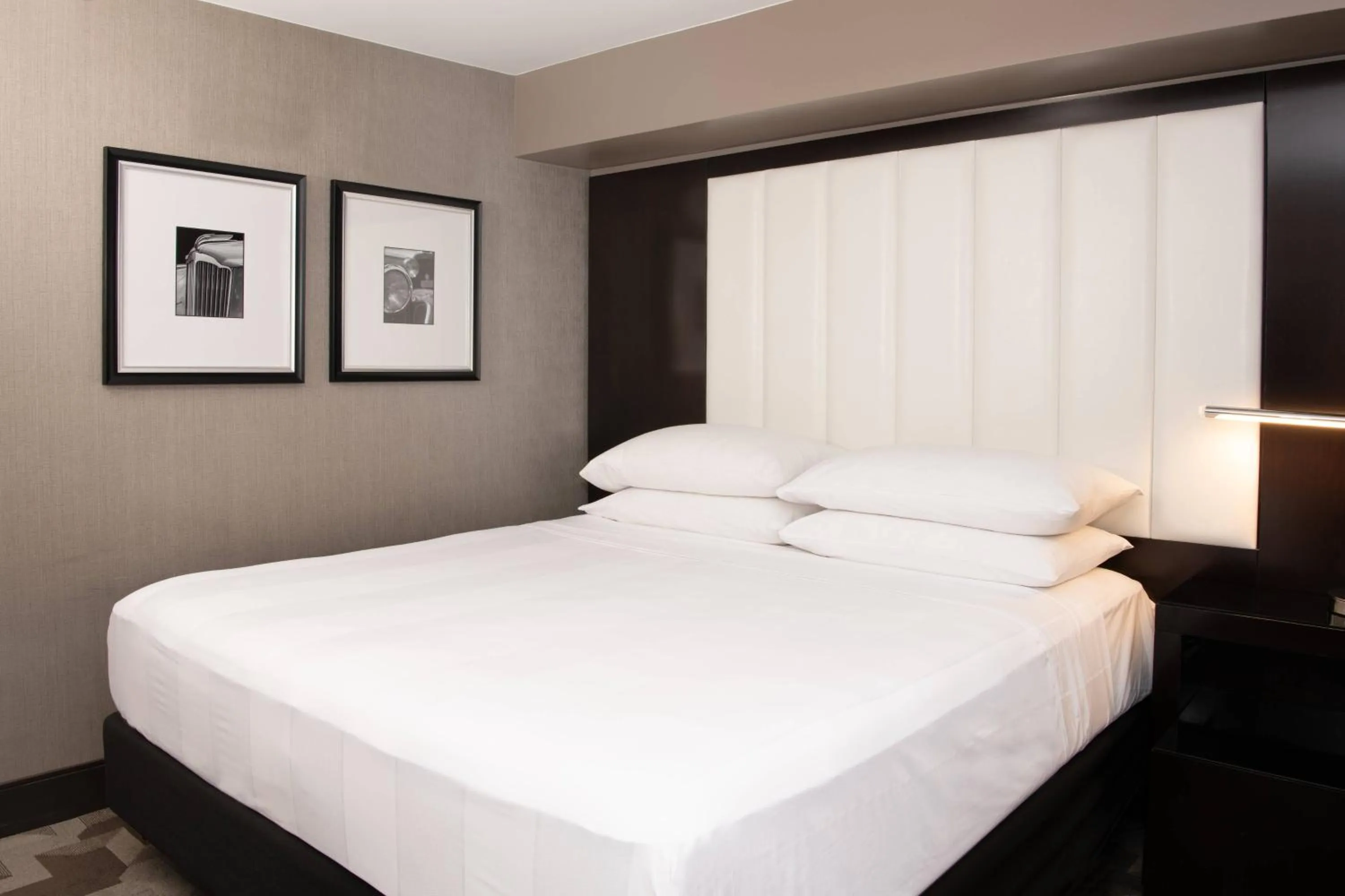 Photo of the whole room, Bed in Beverly Hills Marriott