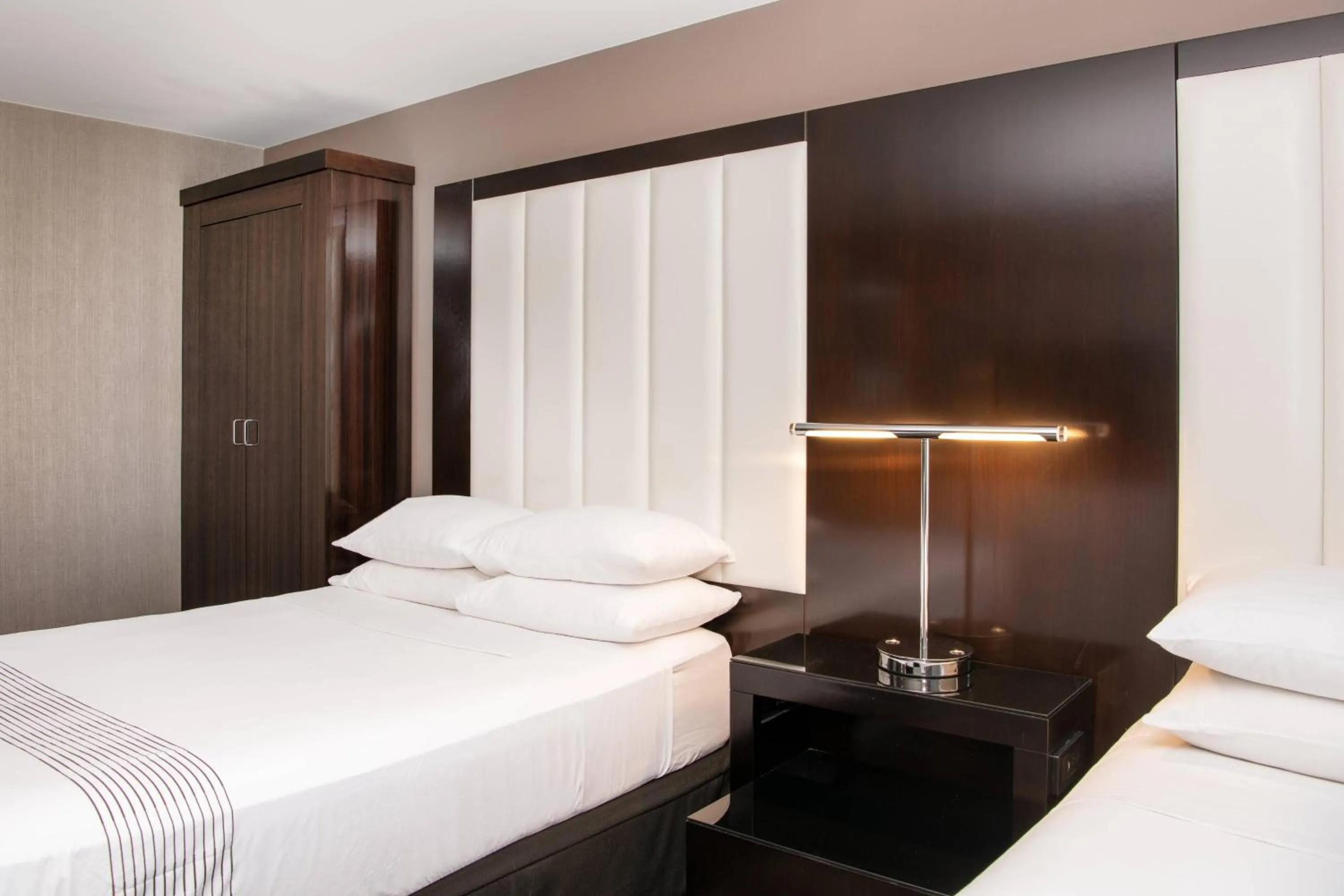 Photo of the whole room, Bed in Beverly Hills Marriott