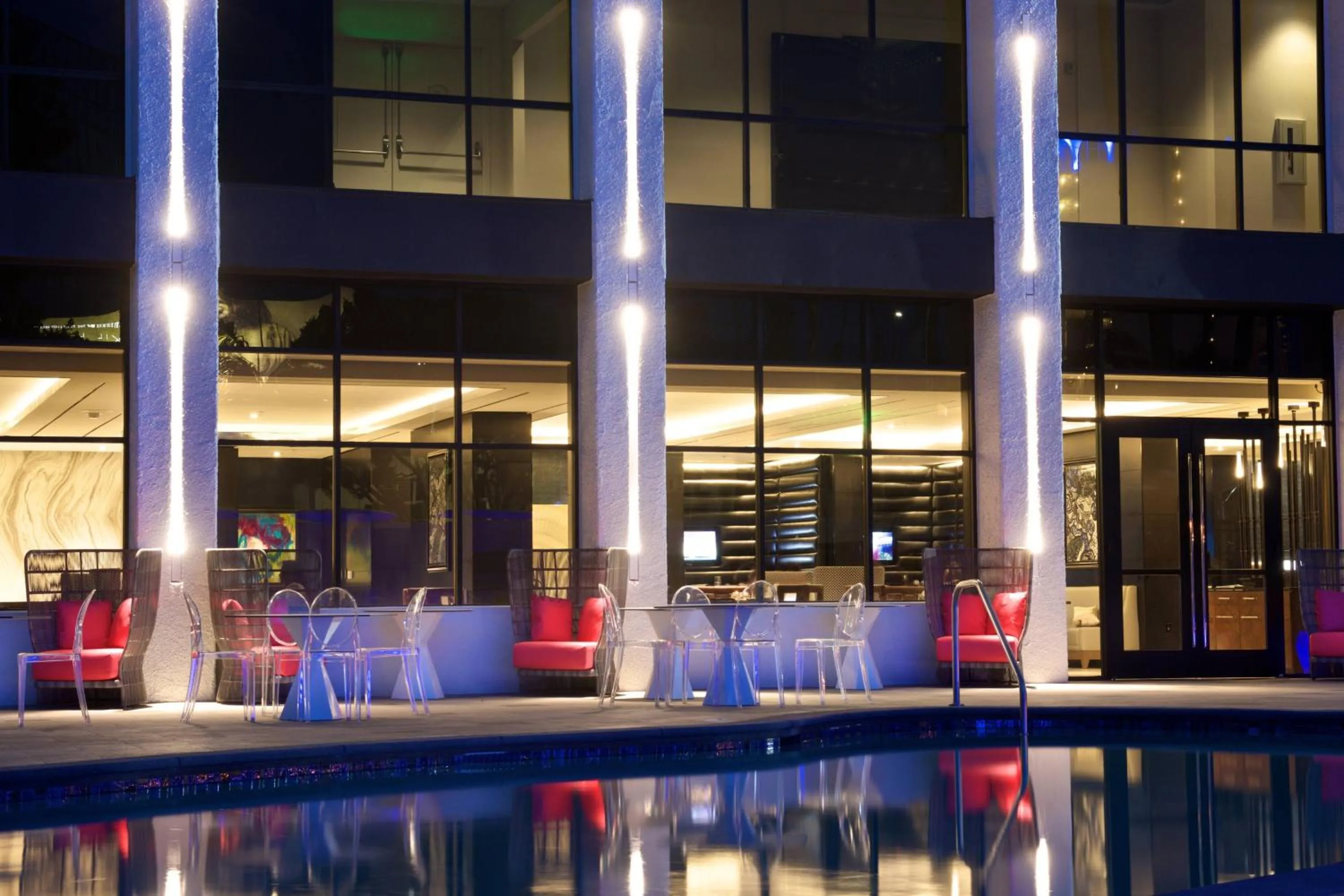 Swimming pool in Beverly Hills Marriott