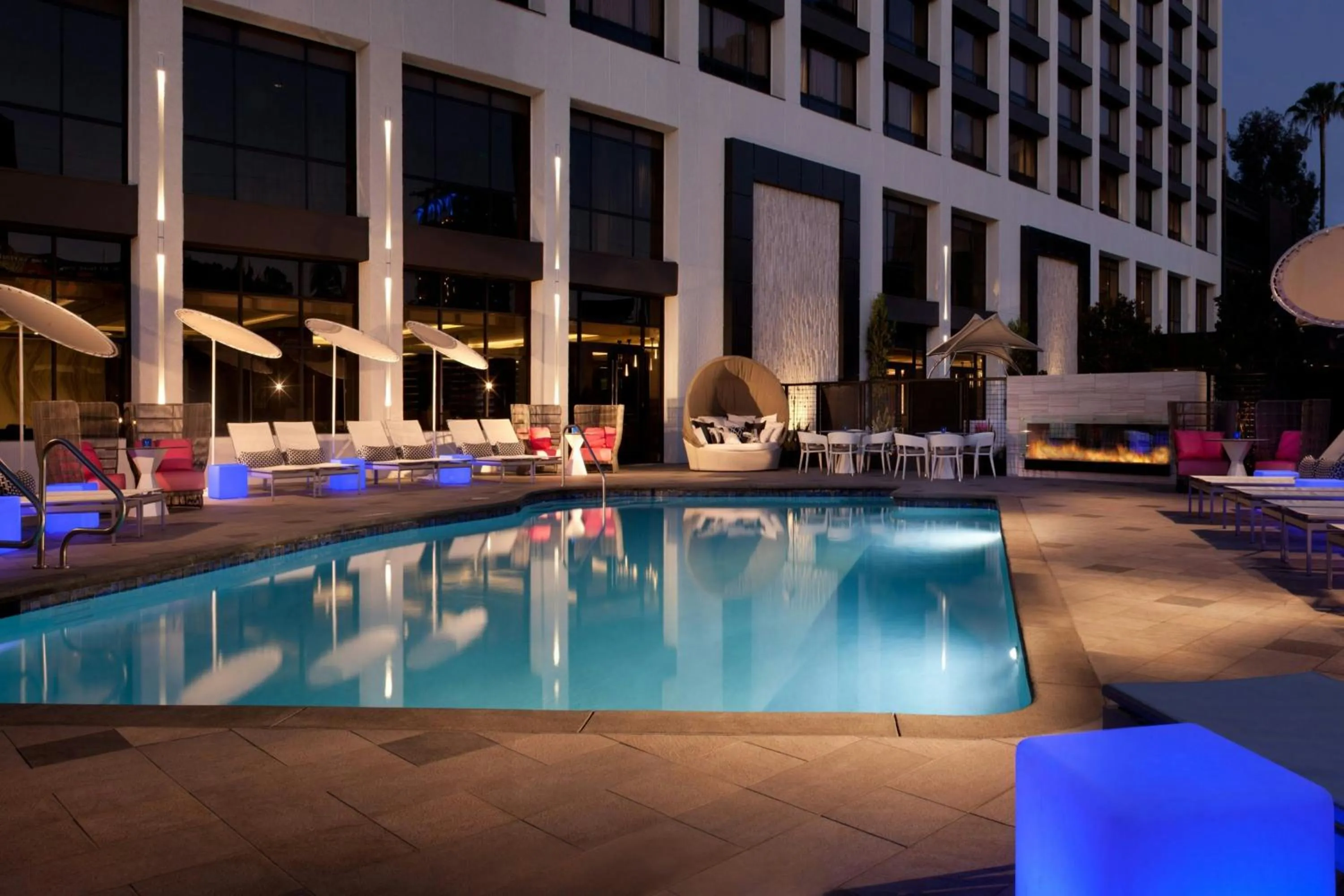 Swimming pool in Beverly Hills Marriott