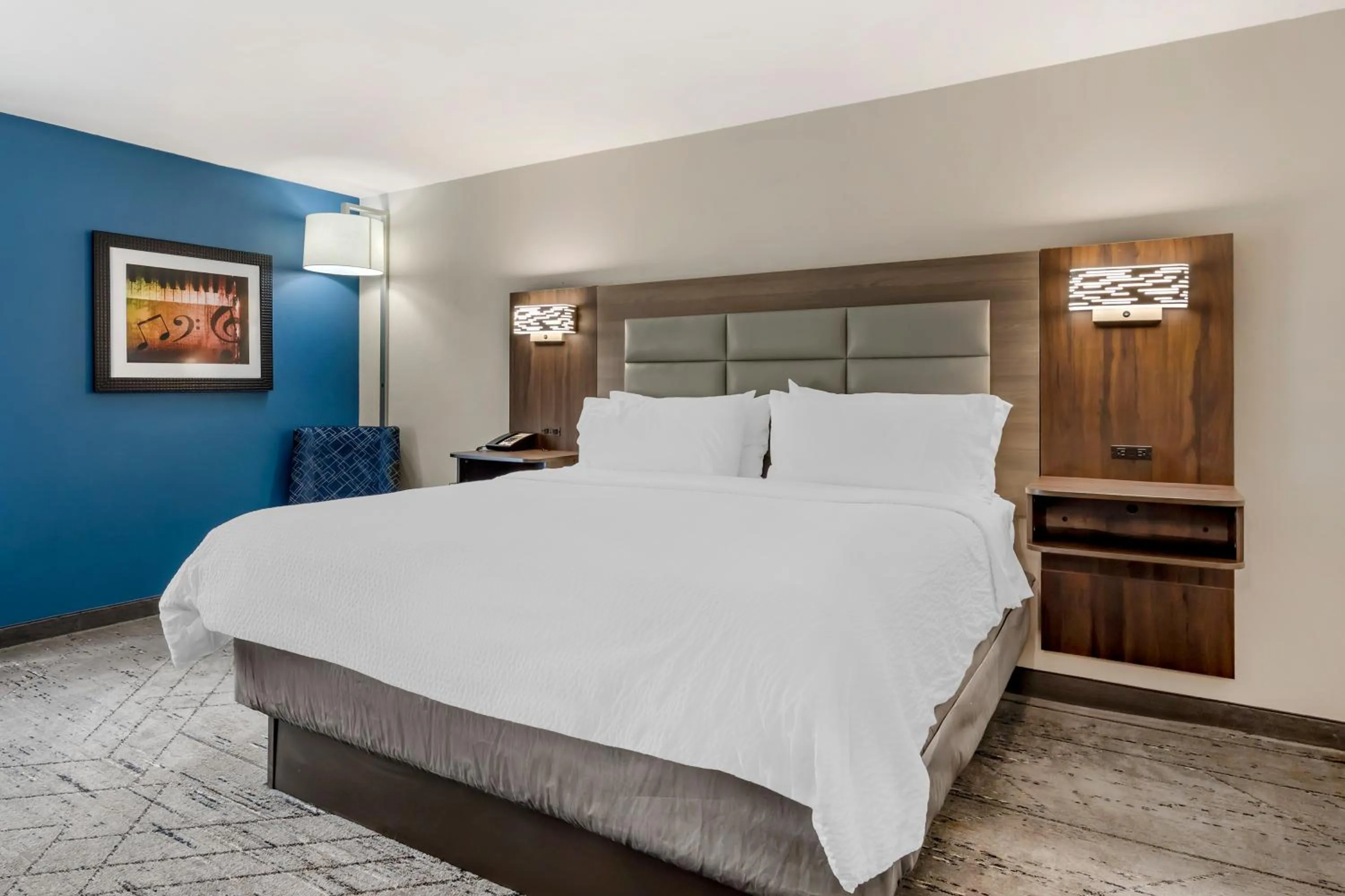 Bed in Holiday Inn Express & Suites Nashville Southeast - Antioch by IHG
