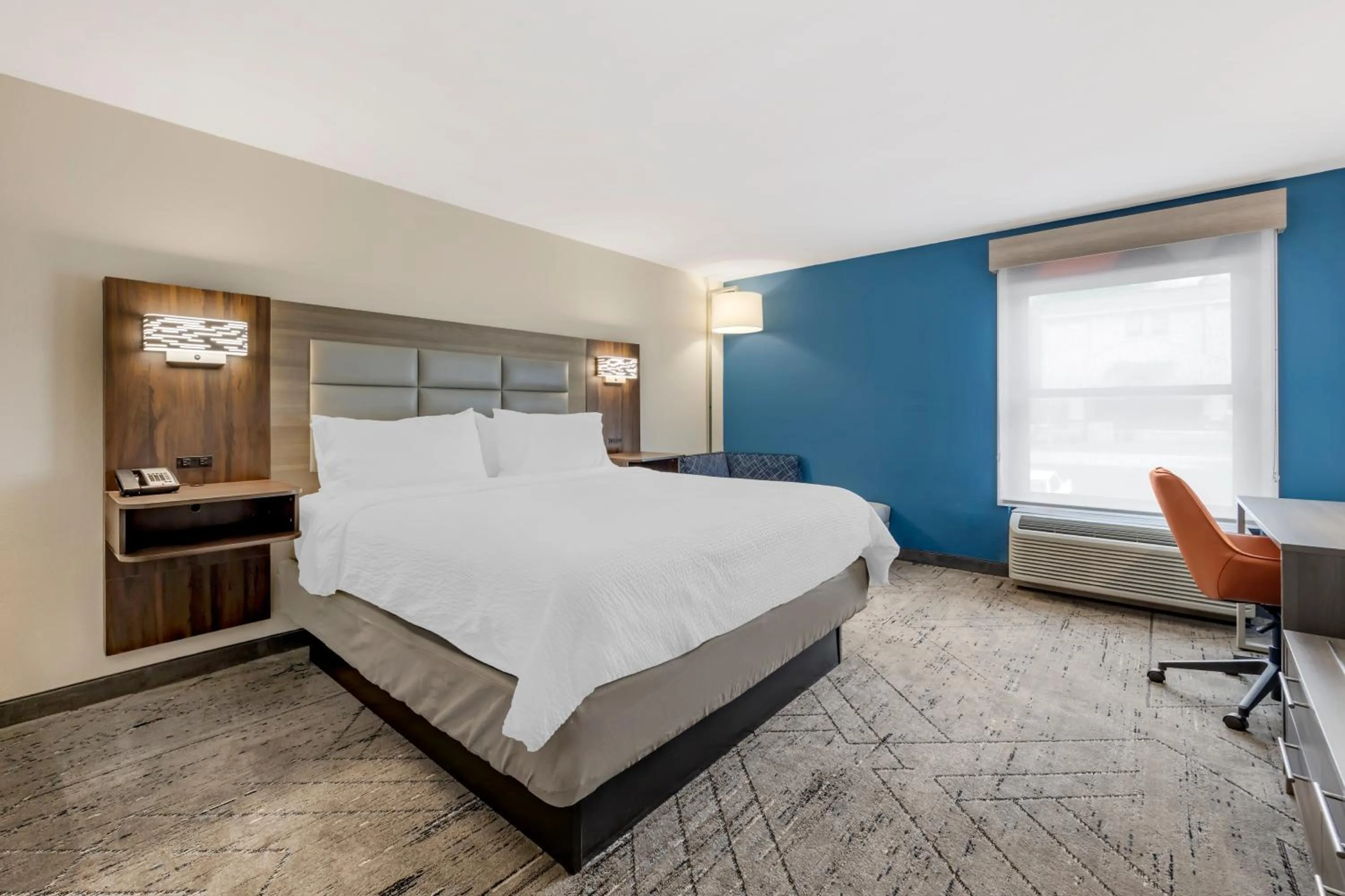Bed in Holiday Inn Express & Suites Nashville Southeast - Antioch by IHG