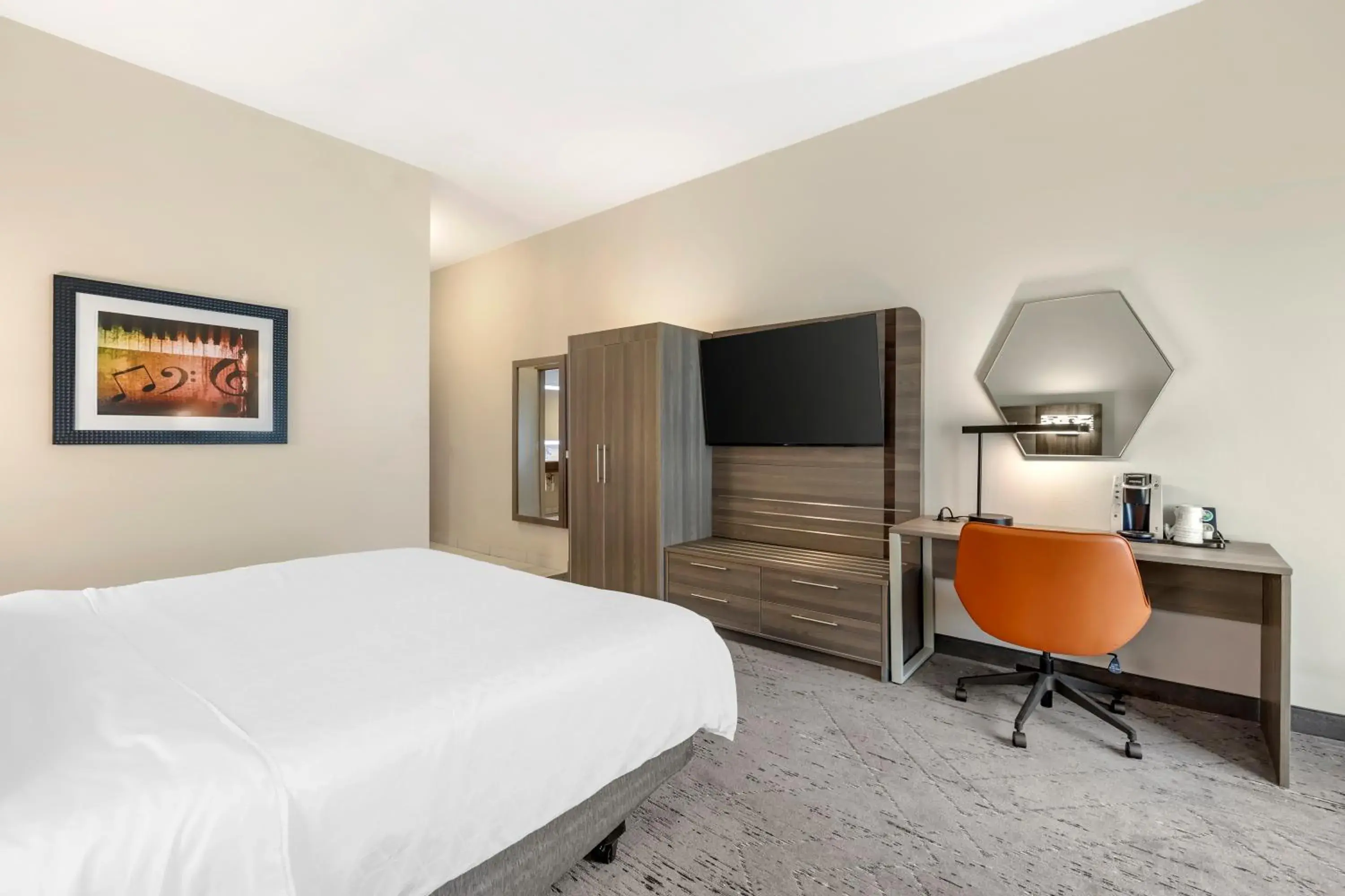 Bed in Holiday Inn Express & Suites Nashville Southeast - Antioch by IHG Bed in Holiday Inn Express & Suites Nashville Southeast - Antioch by IHG