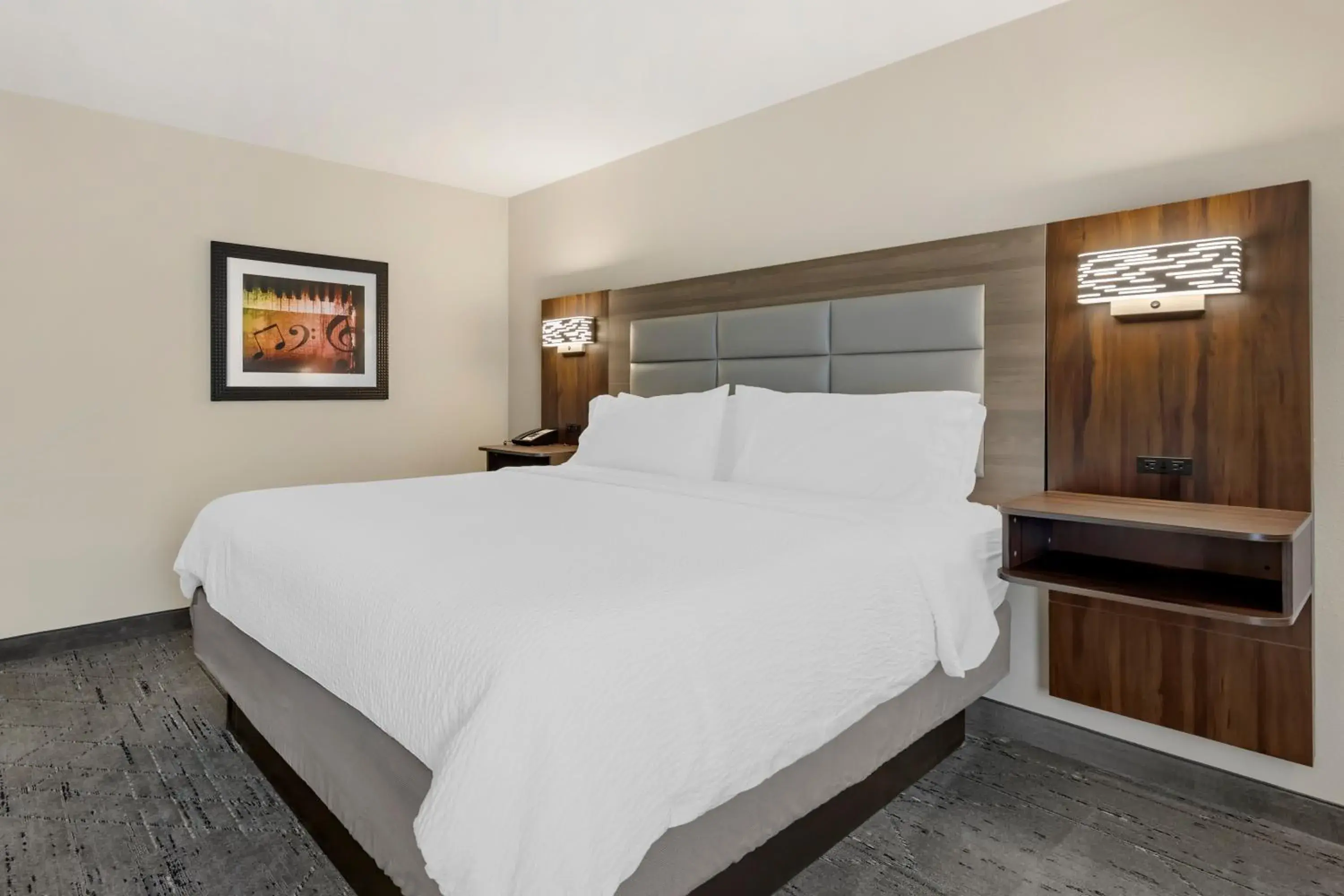 Bed in Holiday Inn Express & Suites Nashville Southeast - Antioch by IHG Bed in Holiday Inn Express & Suites Nashville Southeast - Antioch by IHG