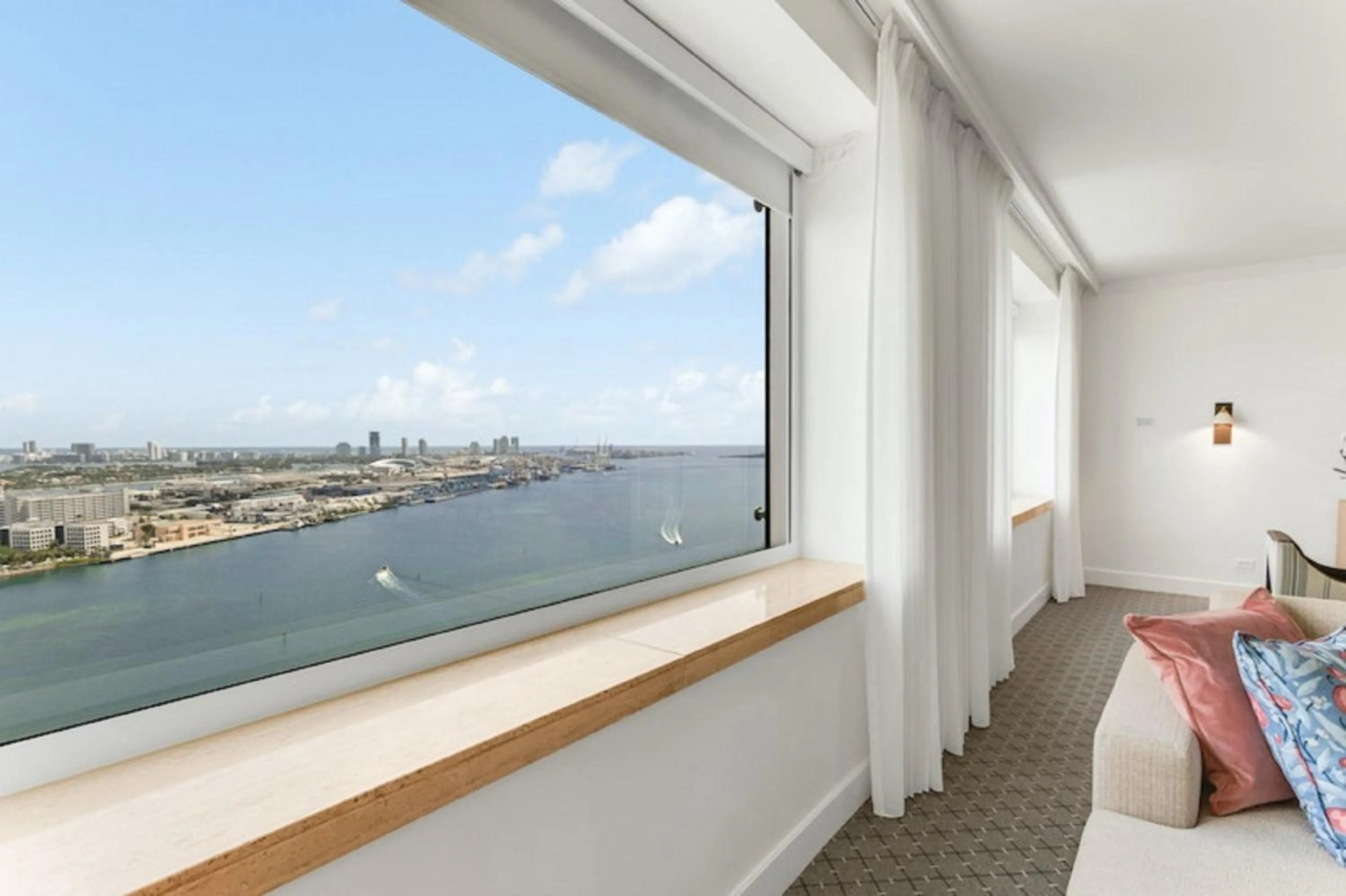 Photo of the whole room, Bed in InterContinental Miami by IHG