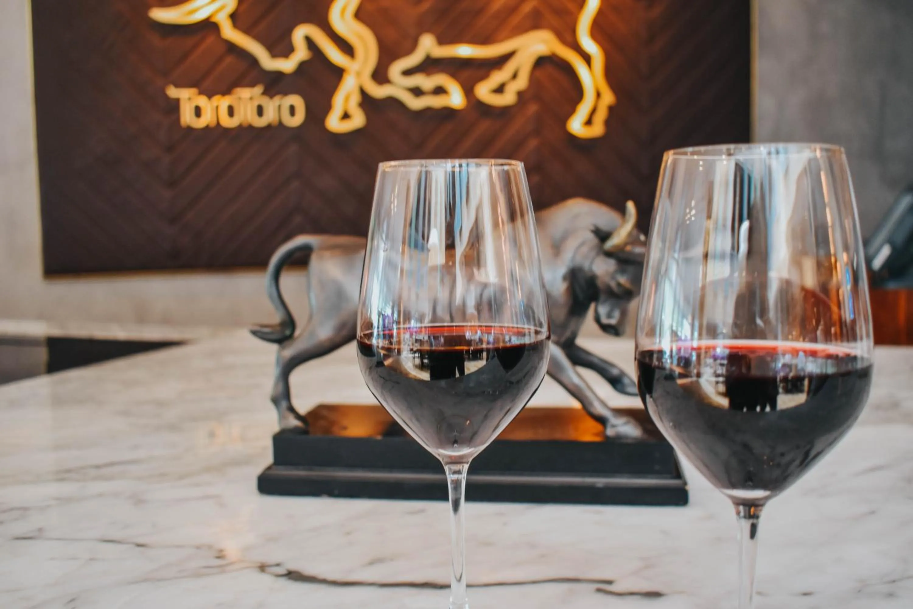 Lounge or bar in InterContinental Miami by IHG