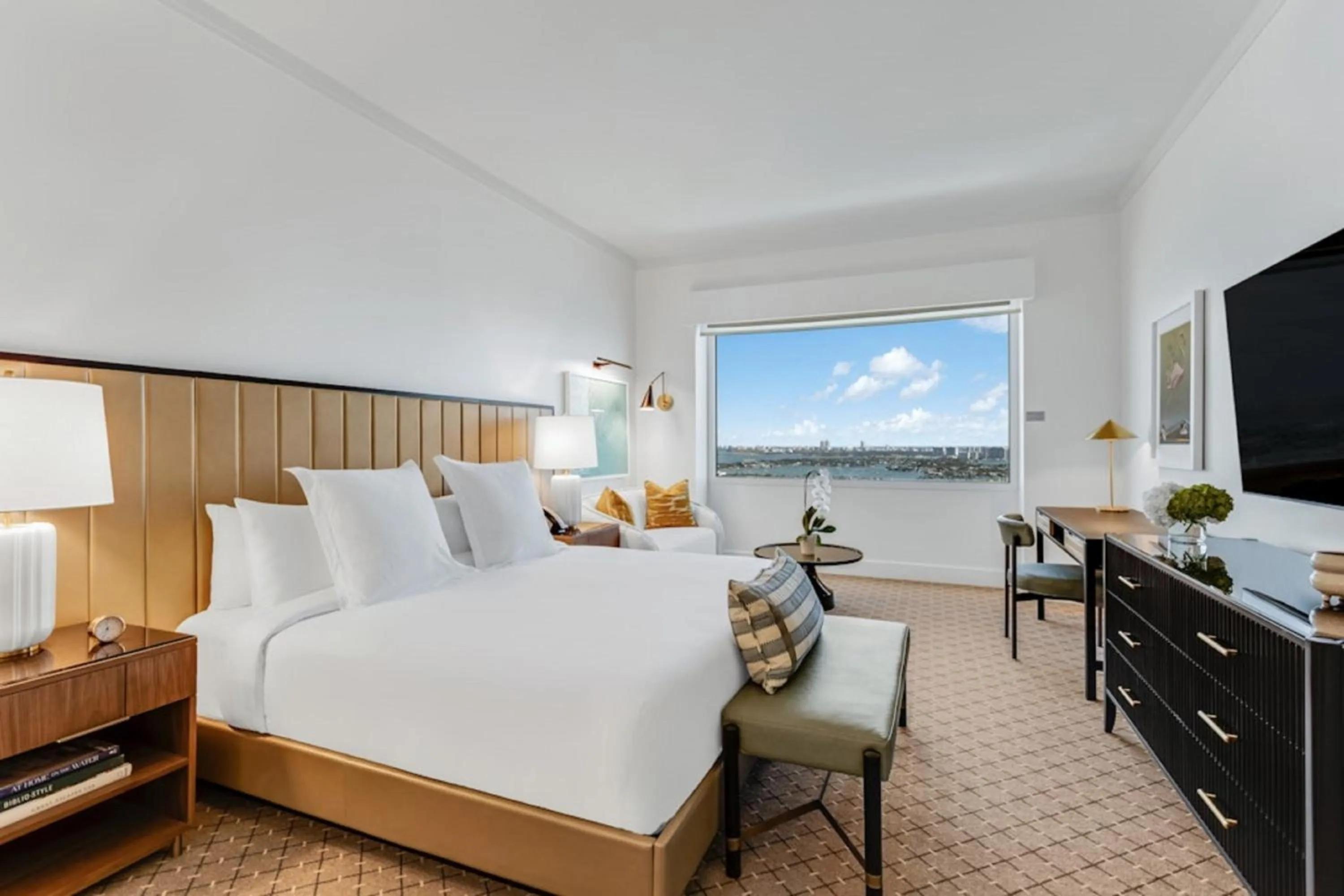 Photo of the whole room, Bed in InterContinental Miami by IHG