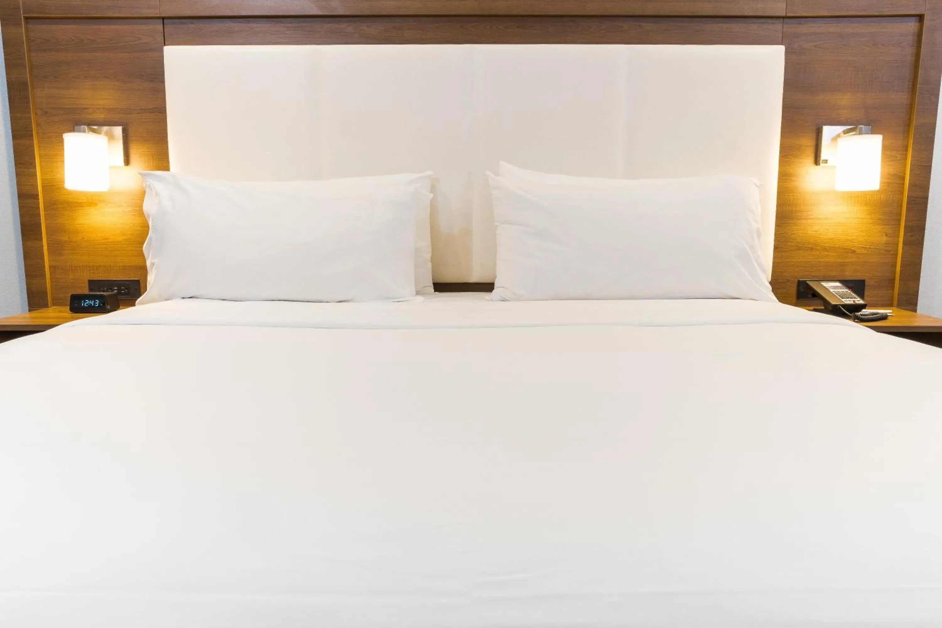 Photo of the whole room, Bed in Holiday Inn Express Hollywood Walk of Fame by IHG