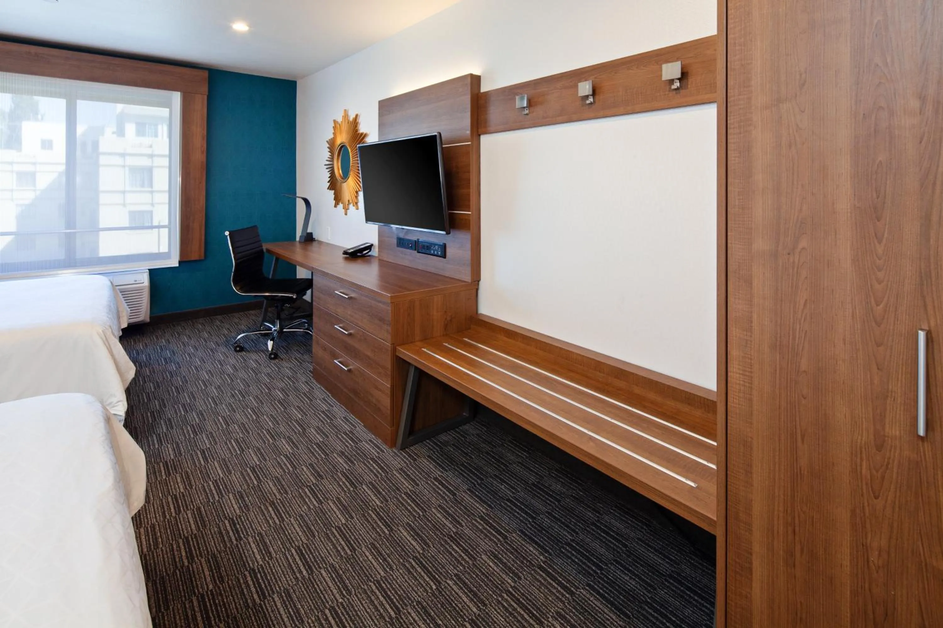 Photo of the whole room, Bed in Holiday Inn Express Hollywood Walk of Fame by IHG