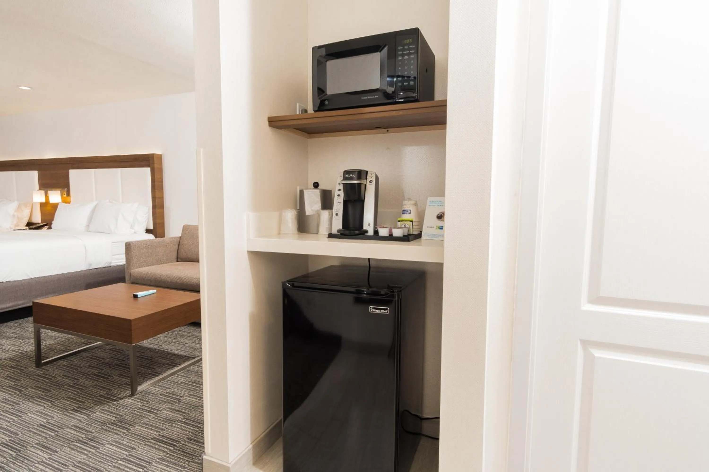 Photo of the whole room, Bed in Holiday Inn Express Hollywood Walk of Fame by IHG