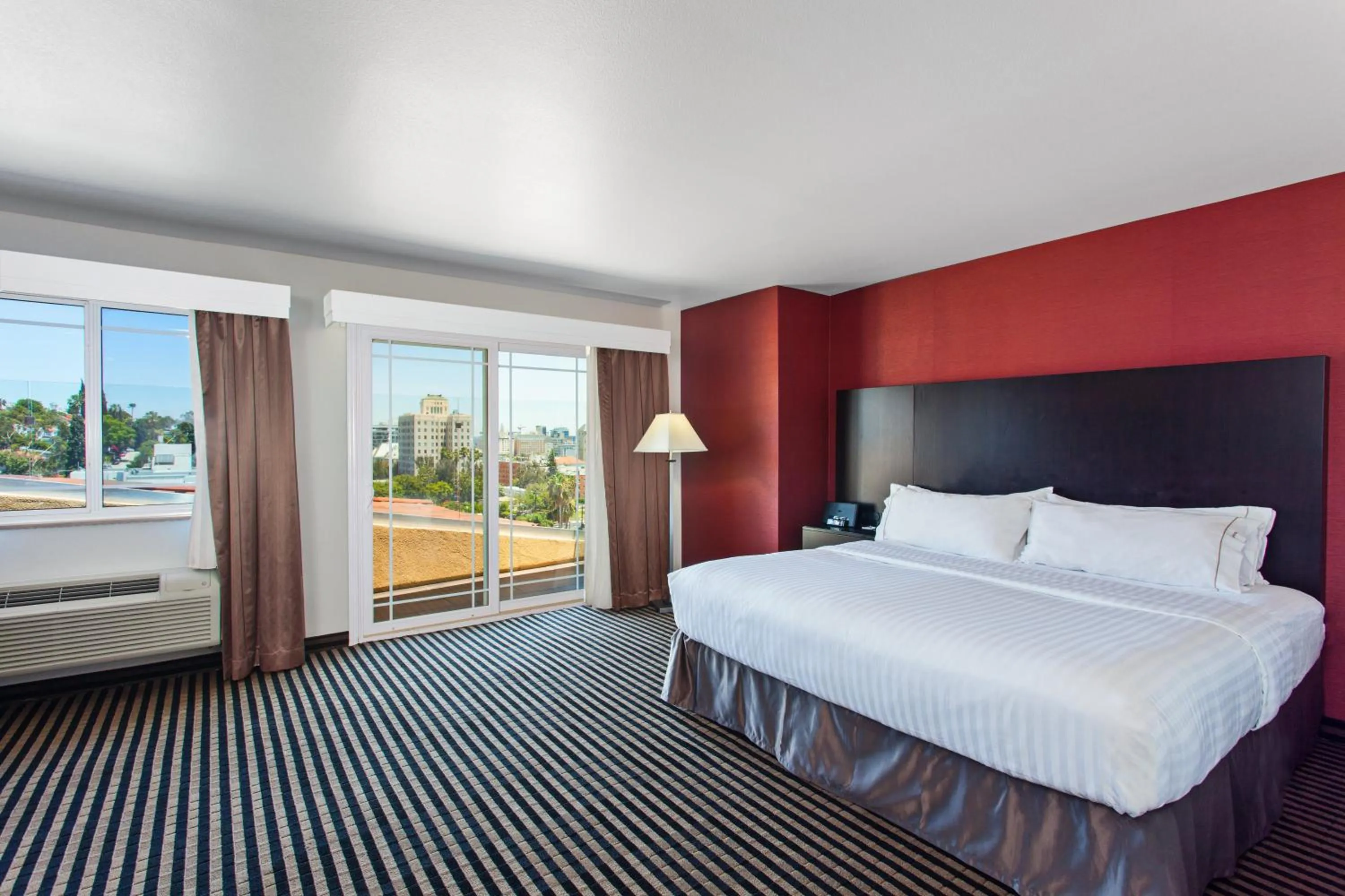 Photo of the whole room, Bed in Holiday Inn Express Hollywood Walk of Fame by IHG