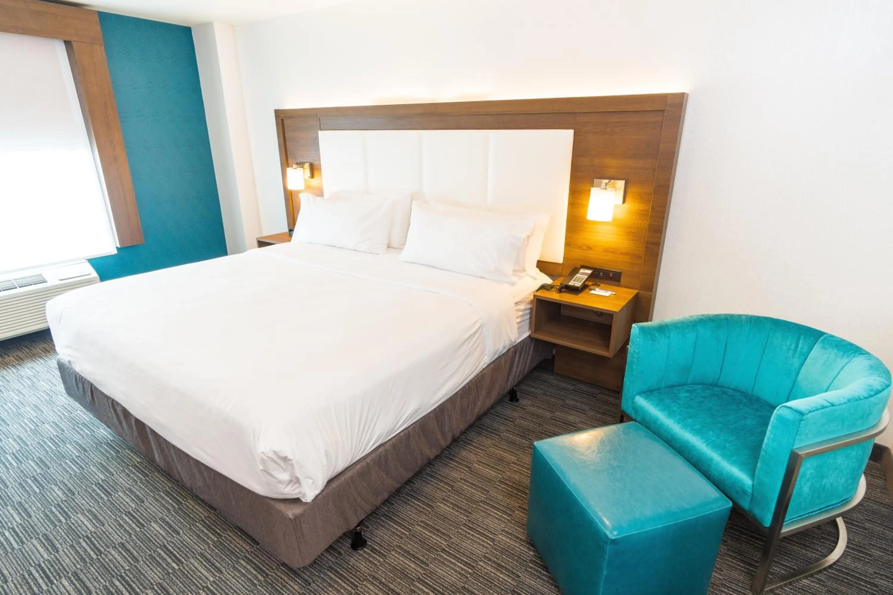 Photo of the whole room, Bed in Holiday Inn Express Hollywood Walk of Fame by IHG