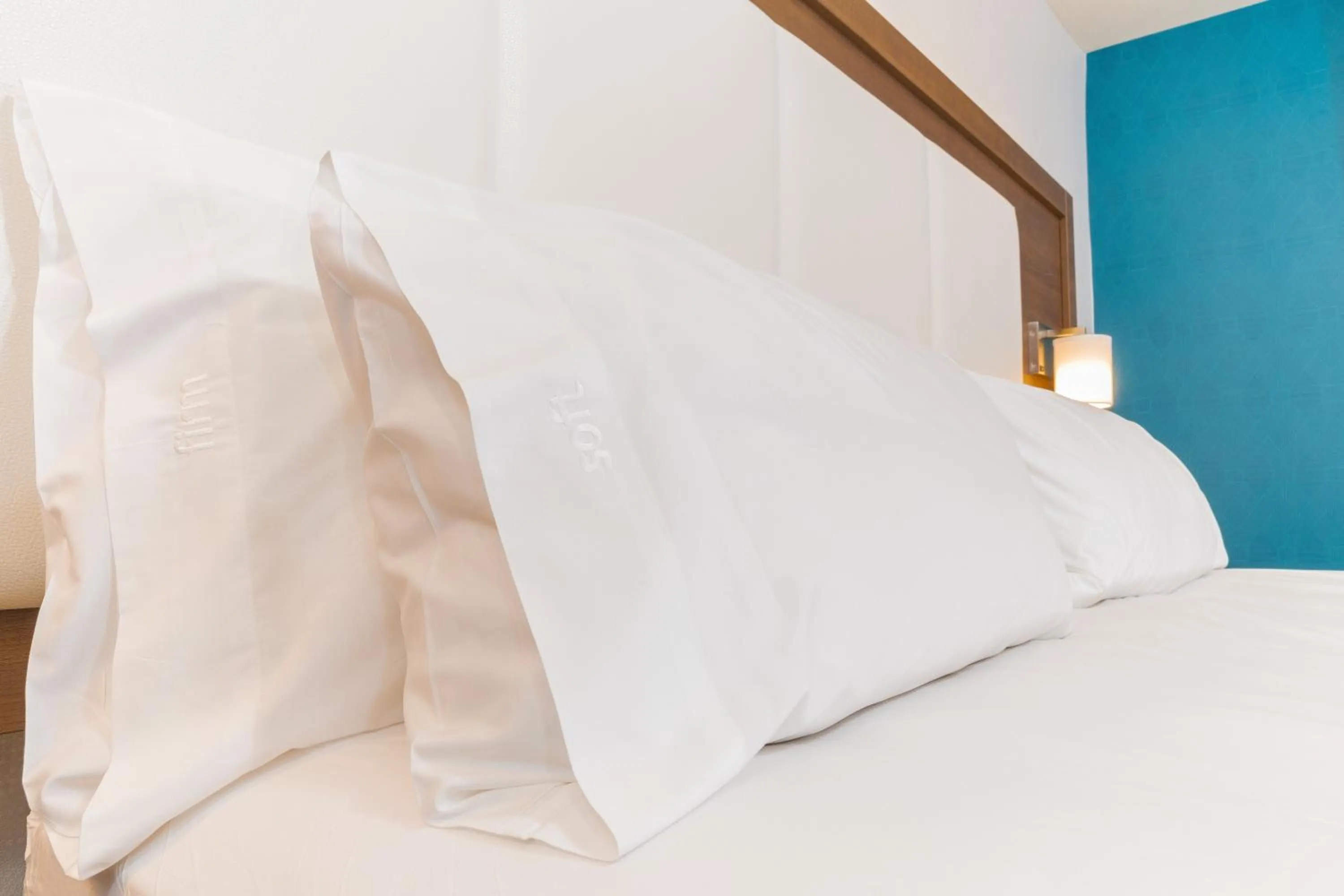 Photo of the whole room, Bed in Holiday Inn Express Hollywood Walk of Fame by IHG