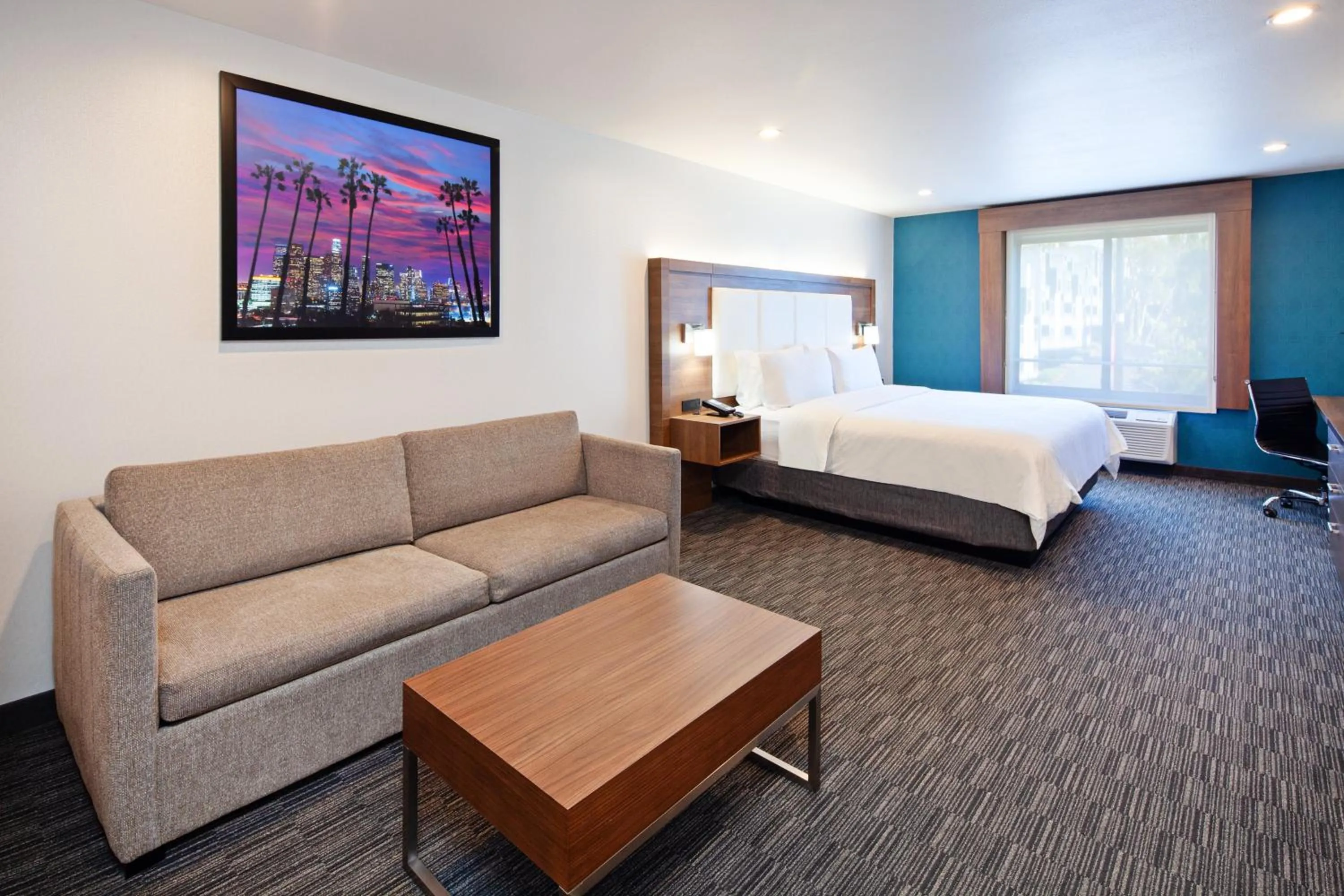 Photo of the whole room, Bed in Holiday Inn Express Hollywood Walk of Fame by IHG