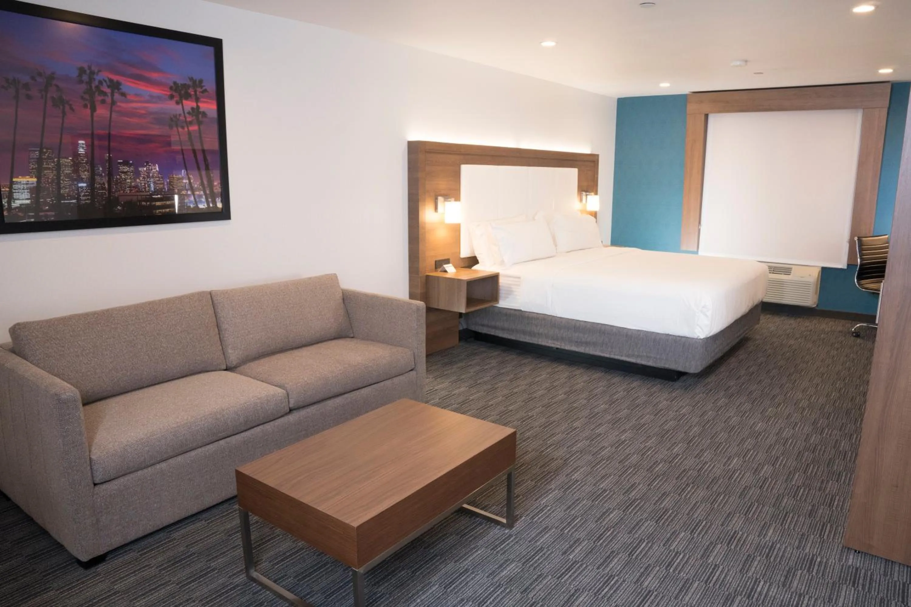 Photo of the whole room, Bed in Holiday Inn Express Hollywood Walk of Fame by IHG