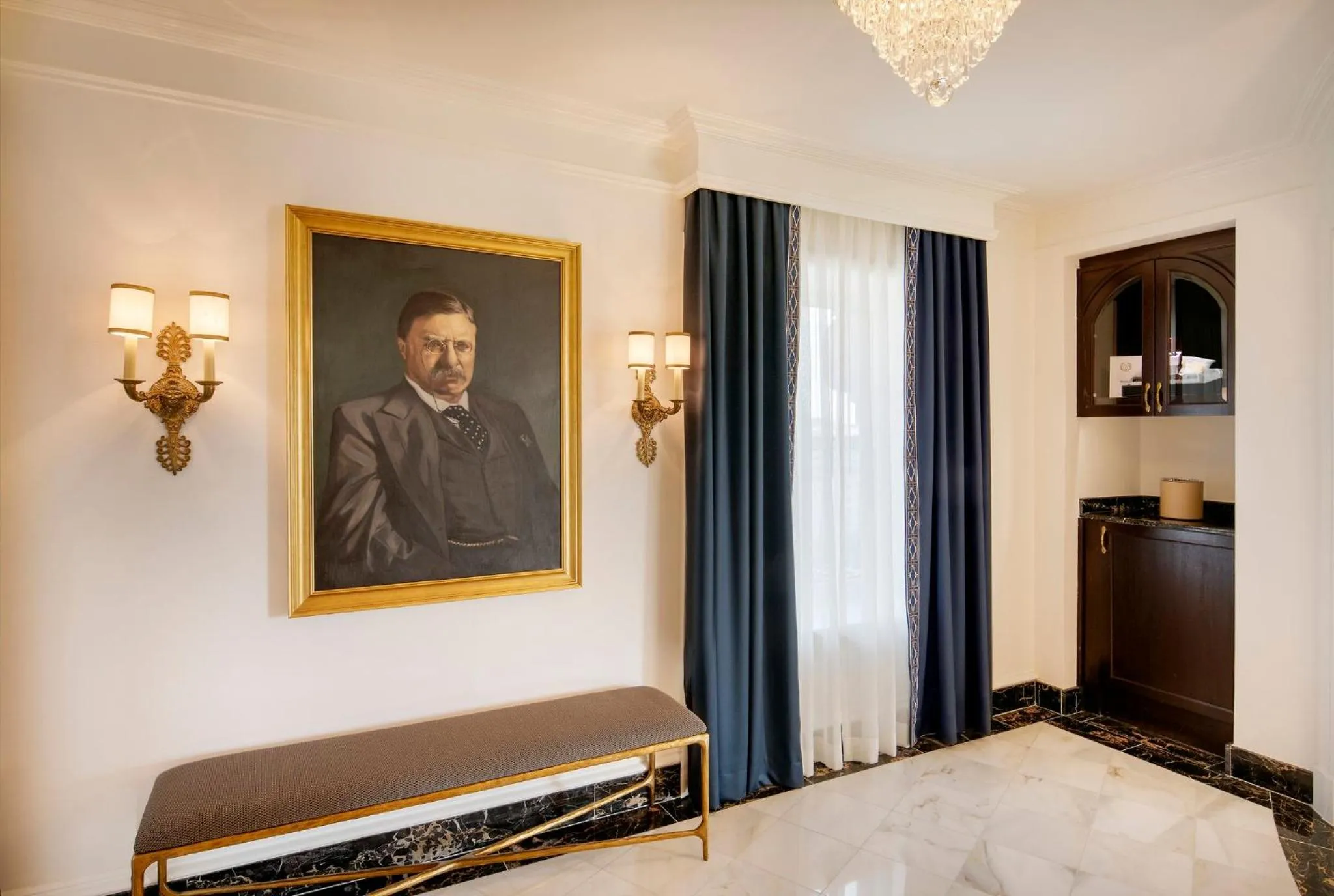 Photo of the whole room, Bed in Willard InterContinental Washington by IHG