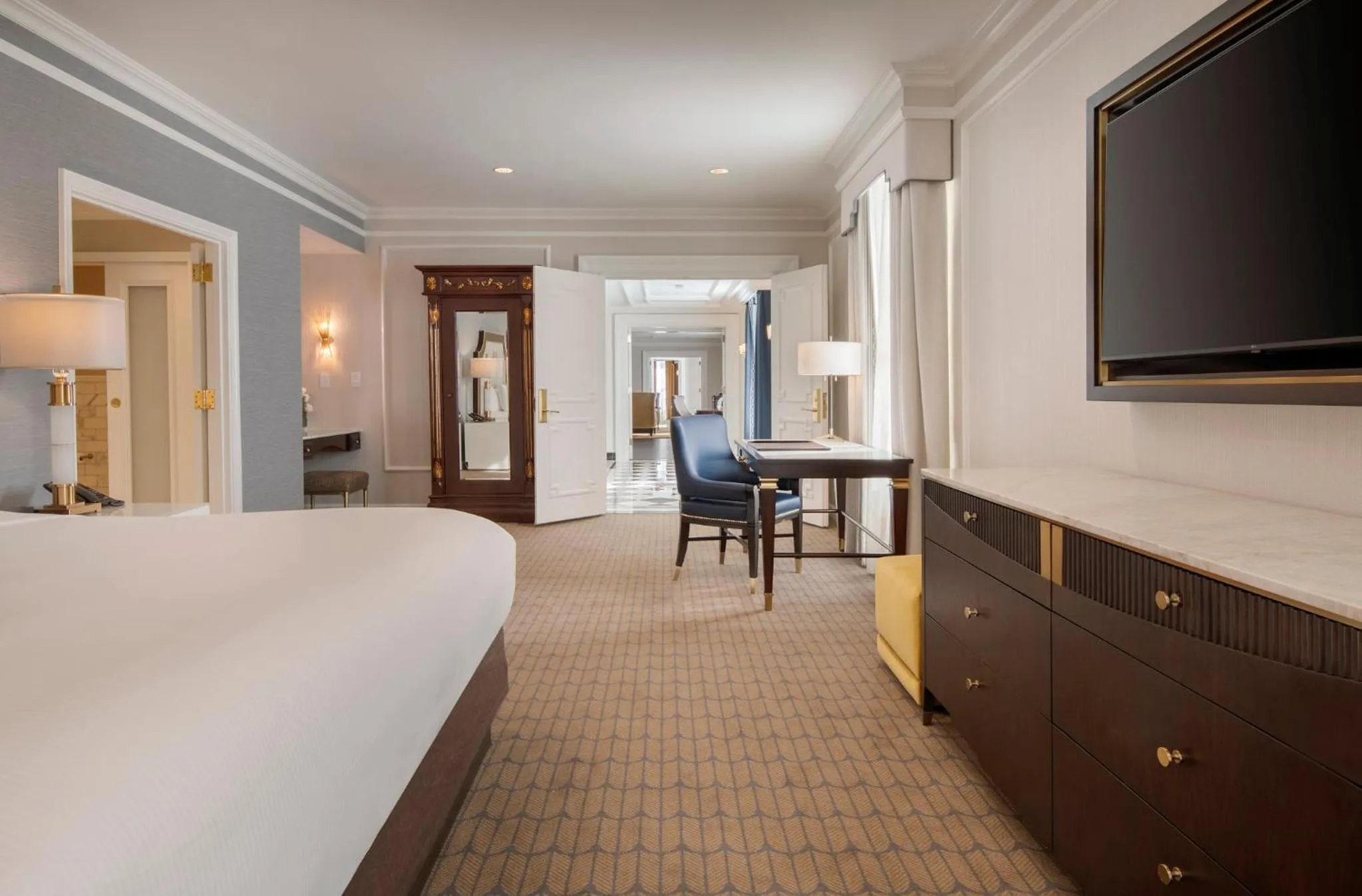 Photo of the whole room, Bed in Willard InterContinental Washington by IHG