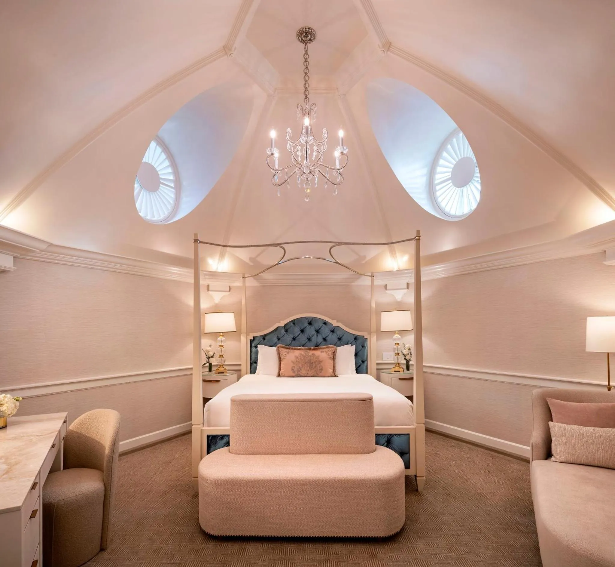 Photo of the whole room, Bed in Willard InterContinental Washington by IHG