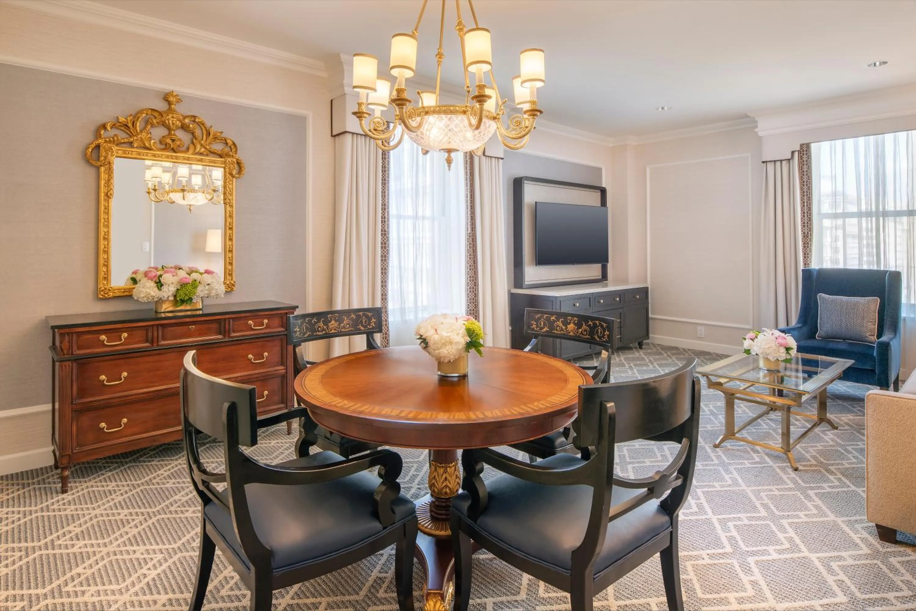 Living room in Willard InterContinental Washington by IHG