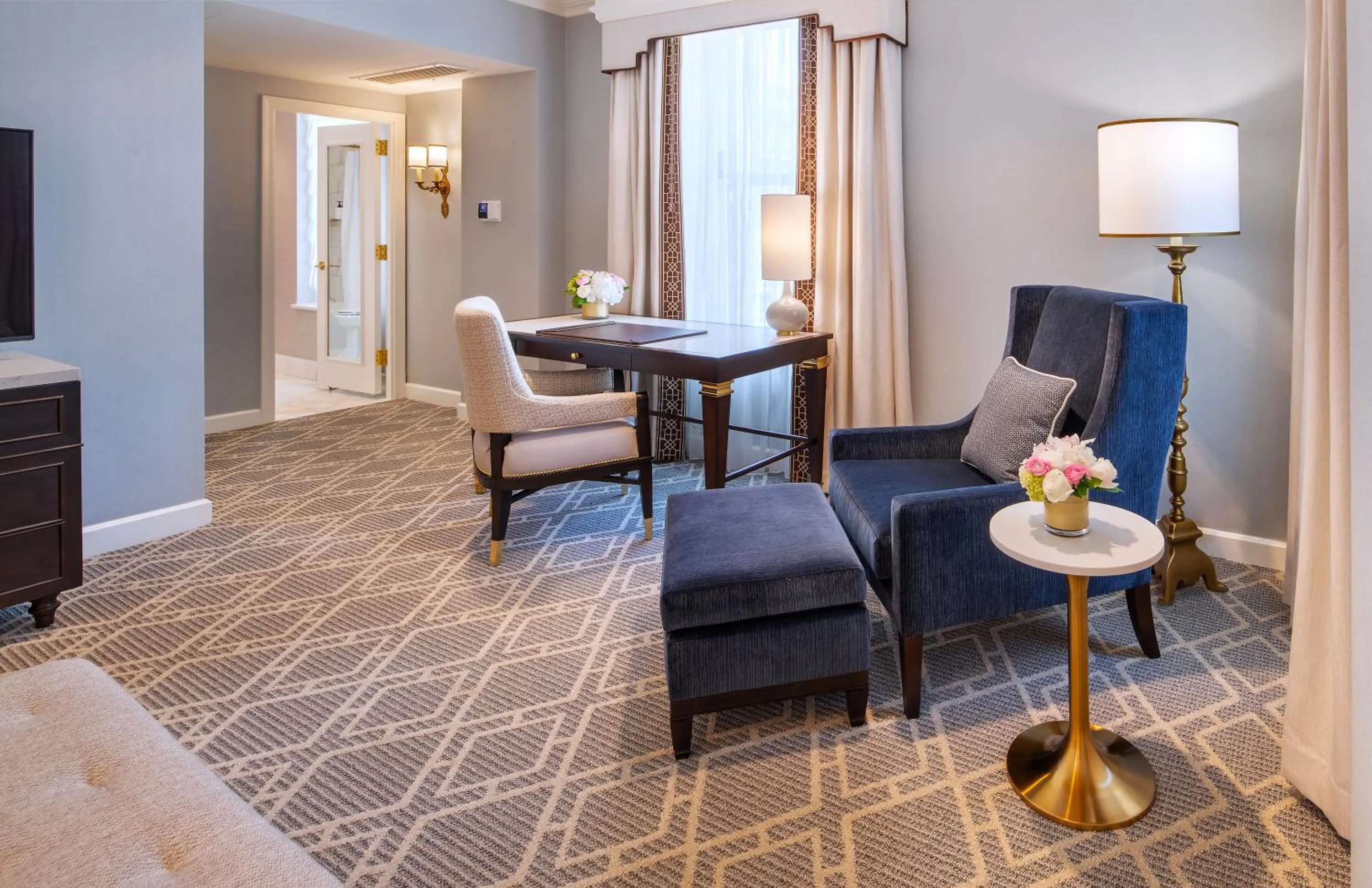 Living room in Willard InterContinental Washington by IHG