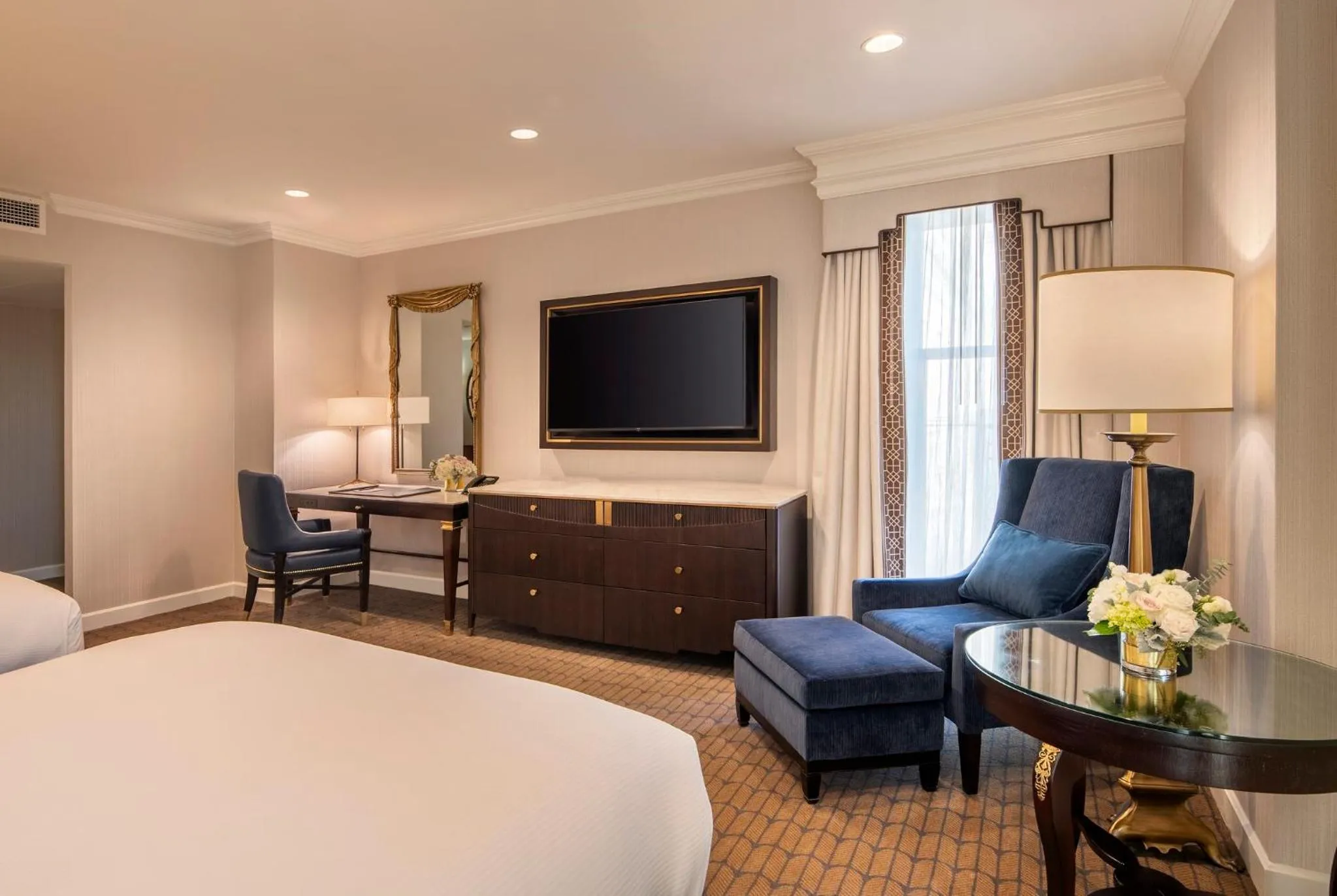 Photo of the whole room, Bed in Willard InterContinental Washington by IHG