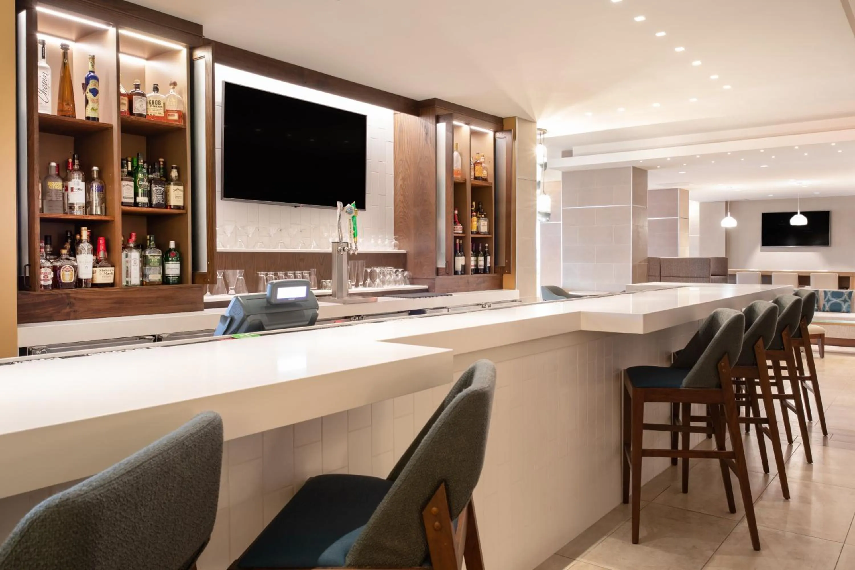 Lounge or bar in Holiday Inn Los Angeles - LAX Airport by IHG