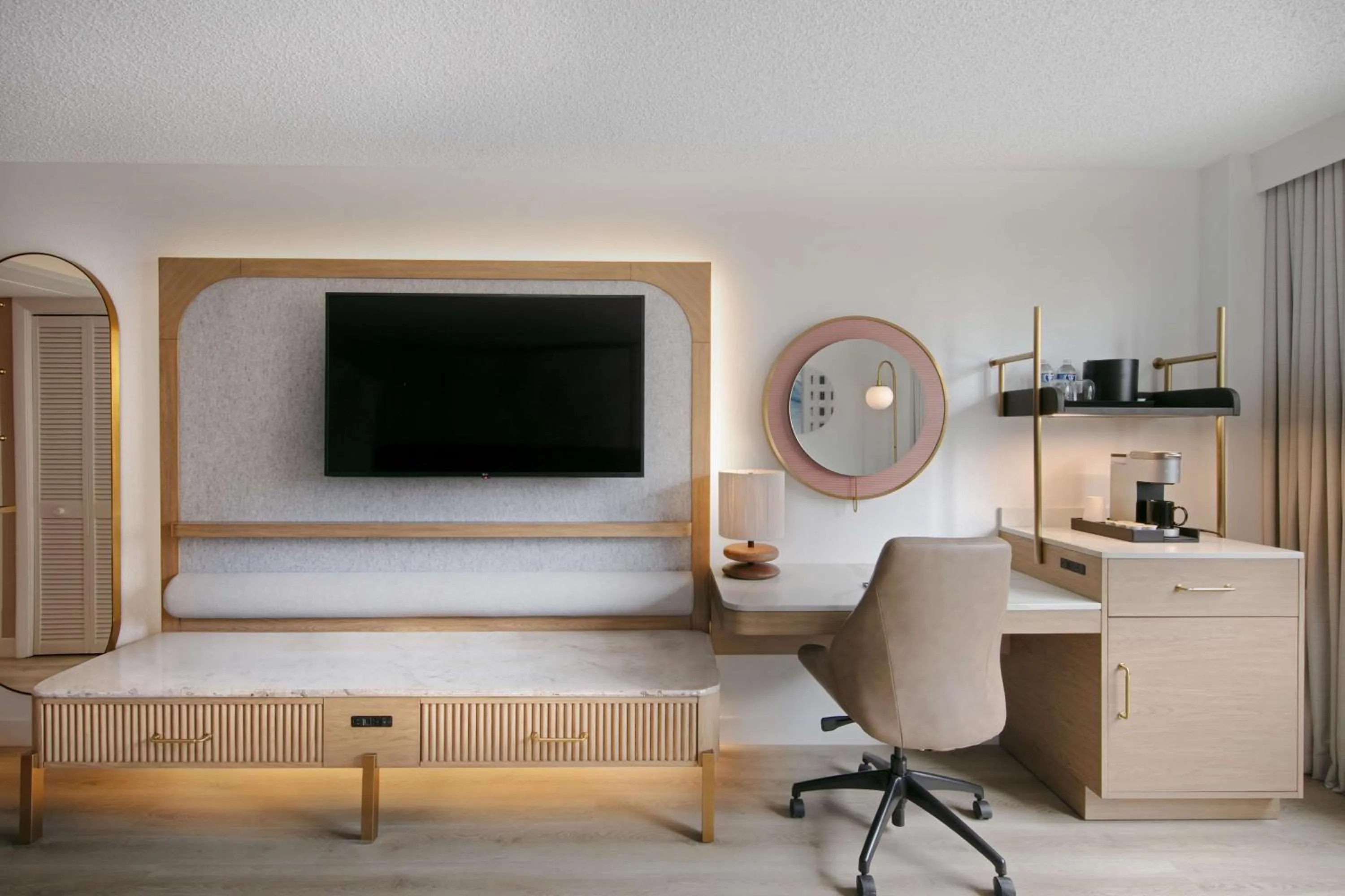 Bedroom in Sonesta Miami Airport