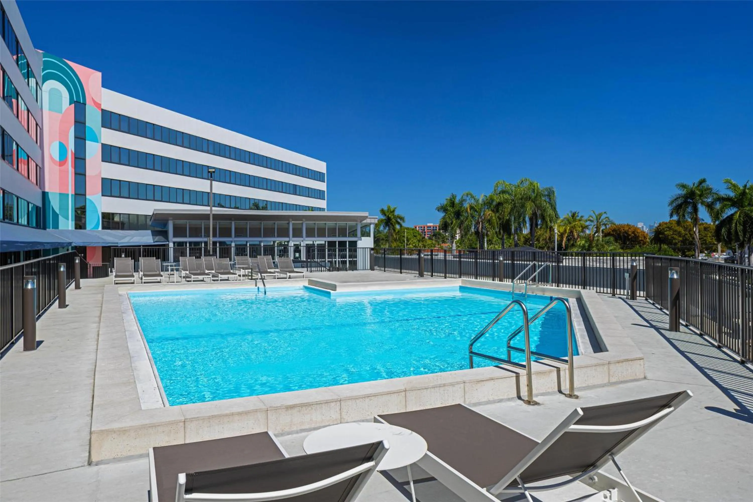 Pool view in Sonesta Miami Airport