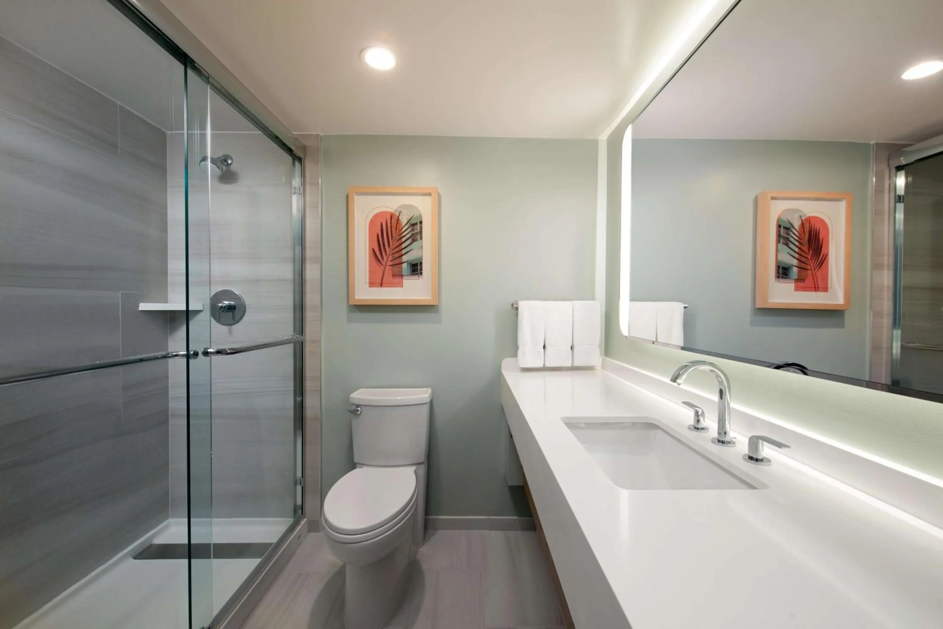 Bathroom in Sonesta Miami Airport