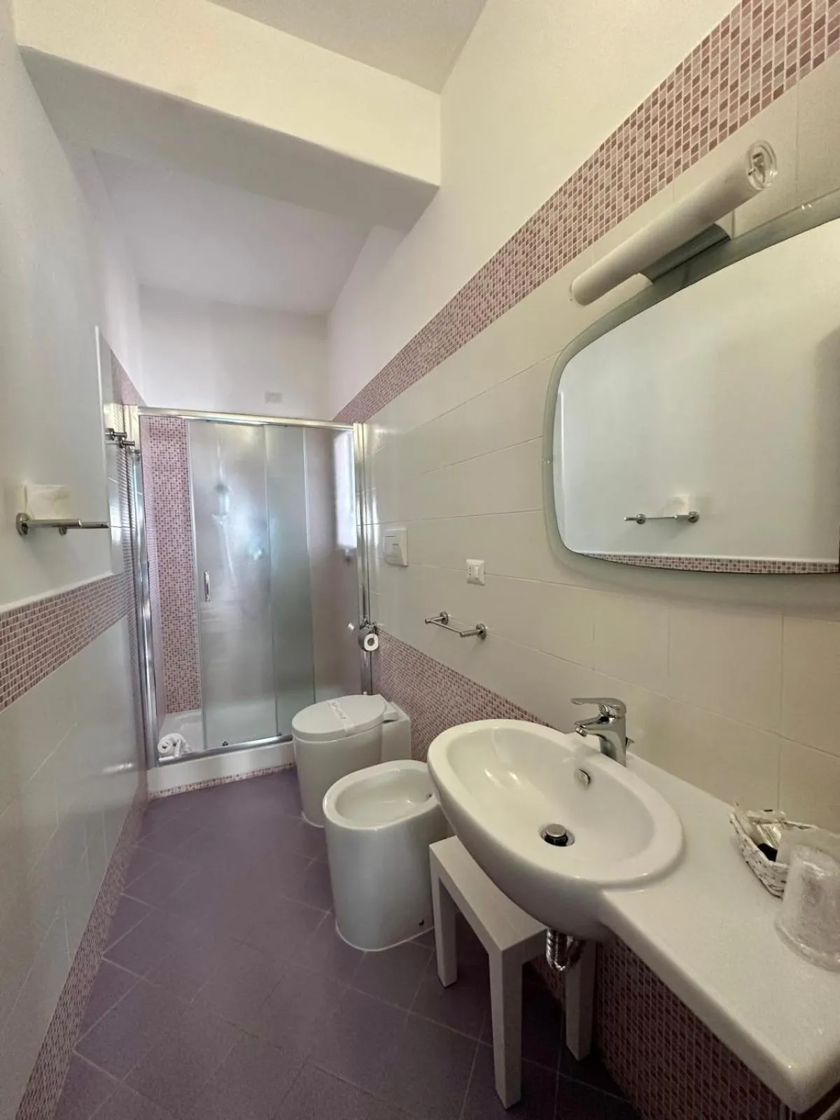 Shower in Belvedere Hotel-B&B