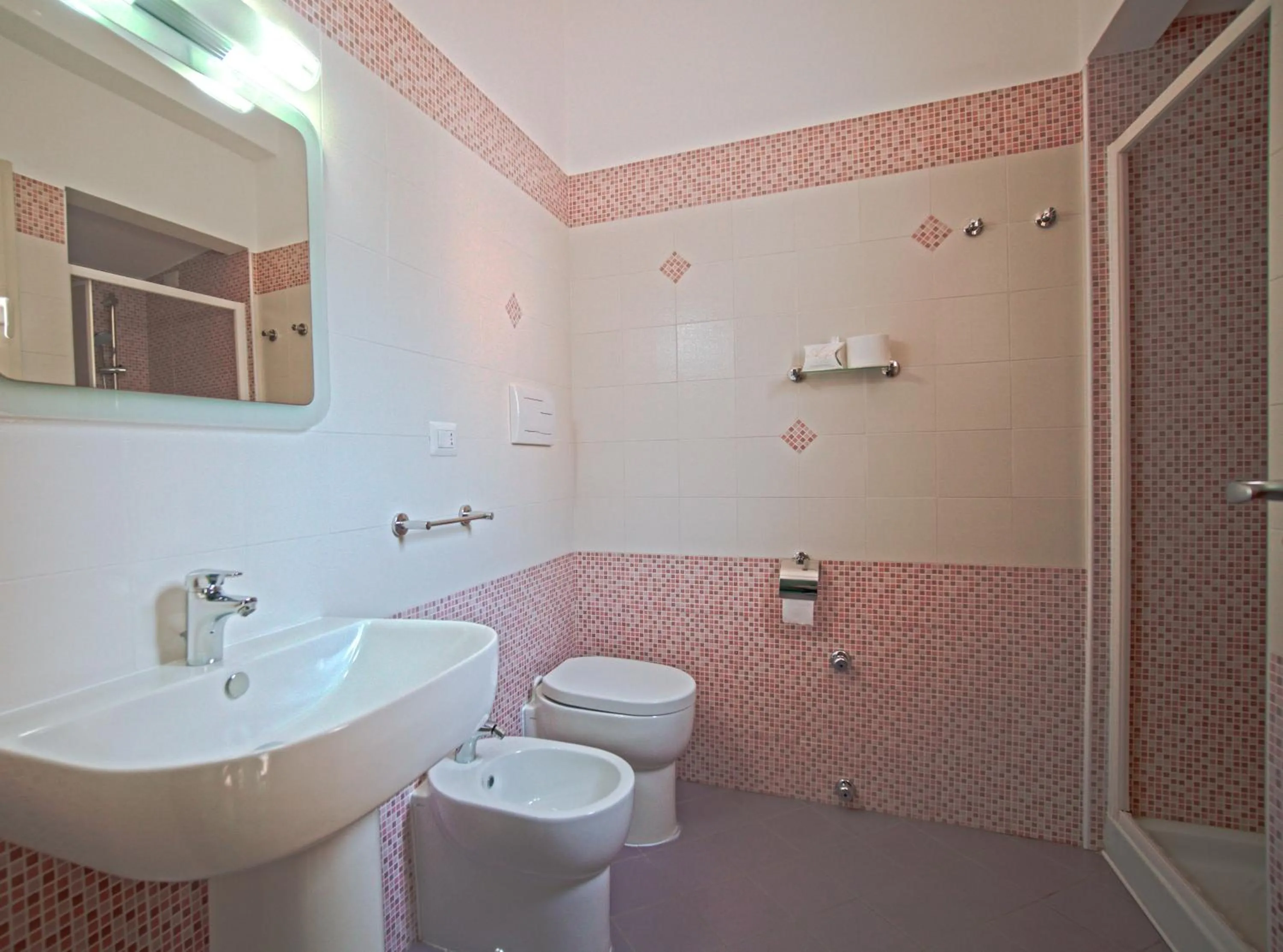 Shower in Belvedere Hotel-B&B
