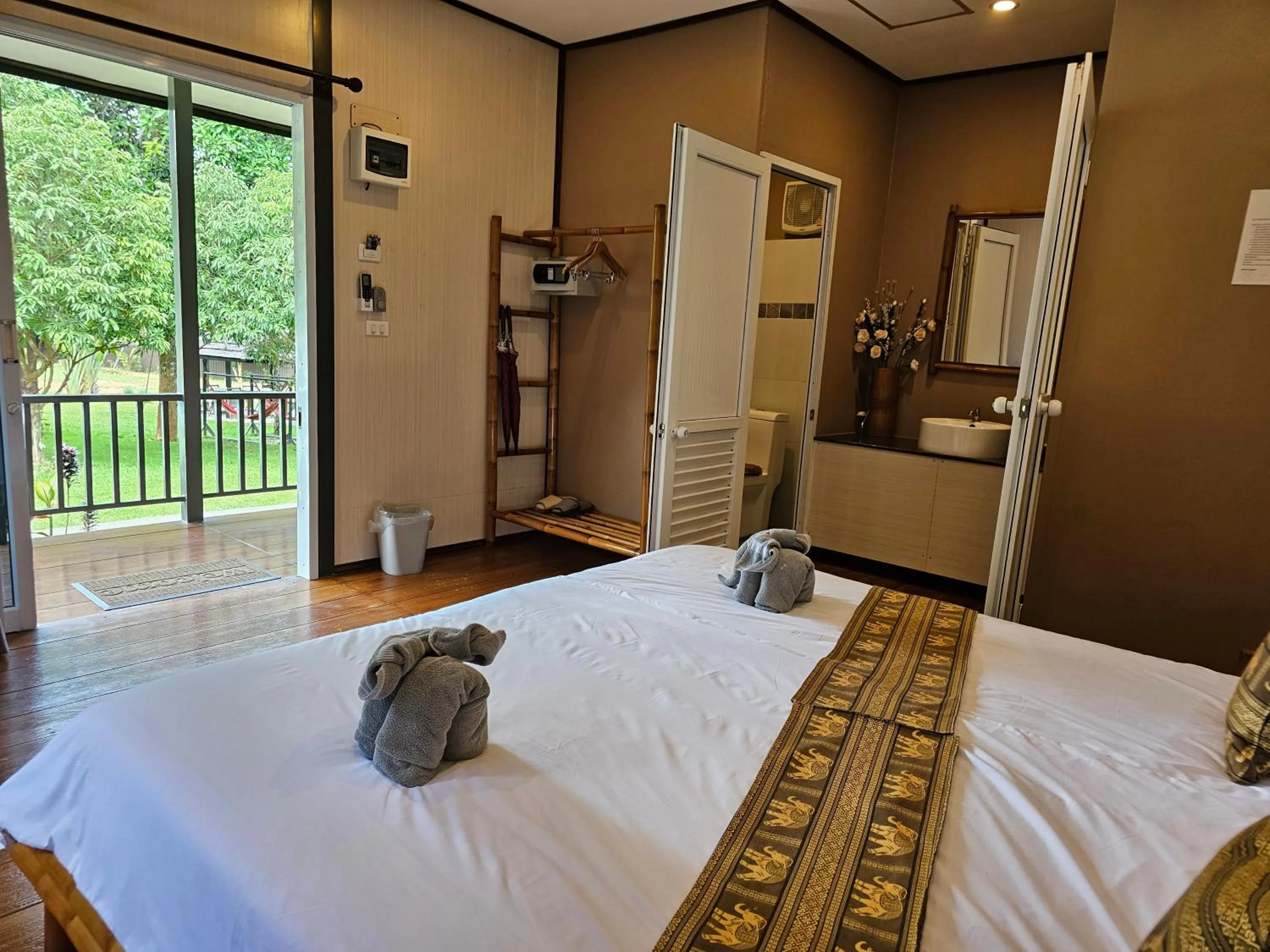 Photo of the whole room, Bed in Bearlinbungalow