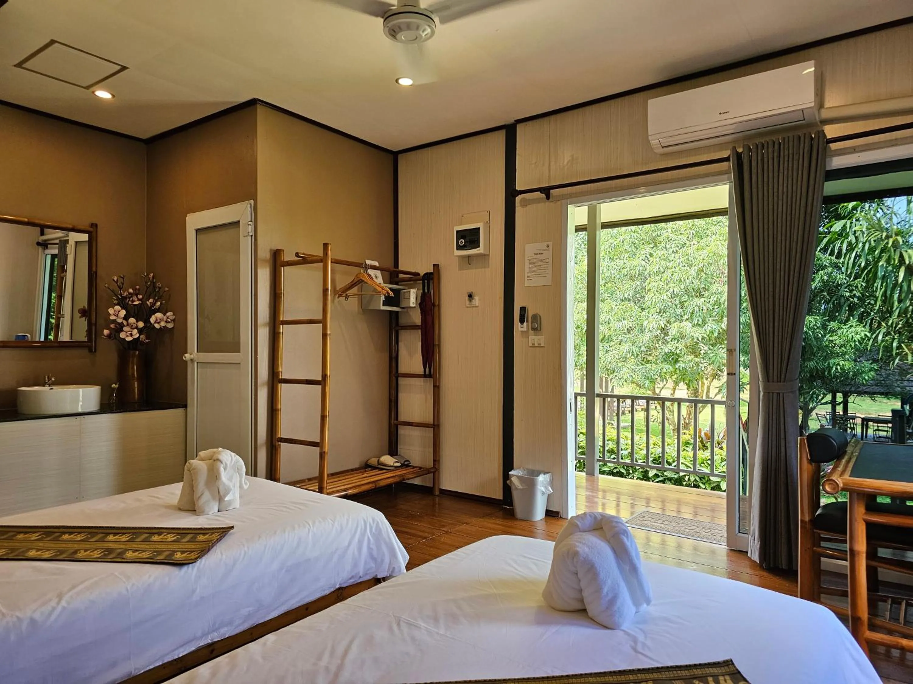 Photo of the whole room, Bed in Bearlinbungalow