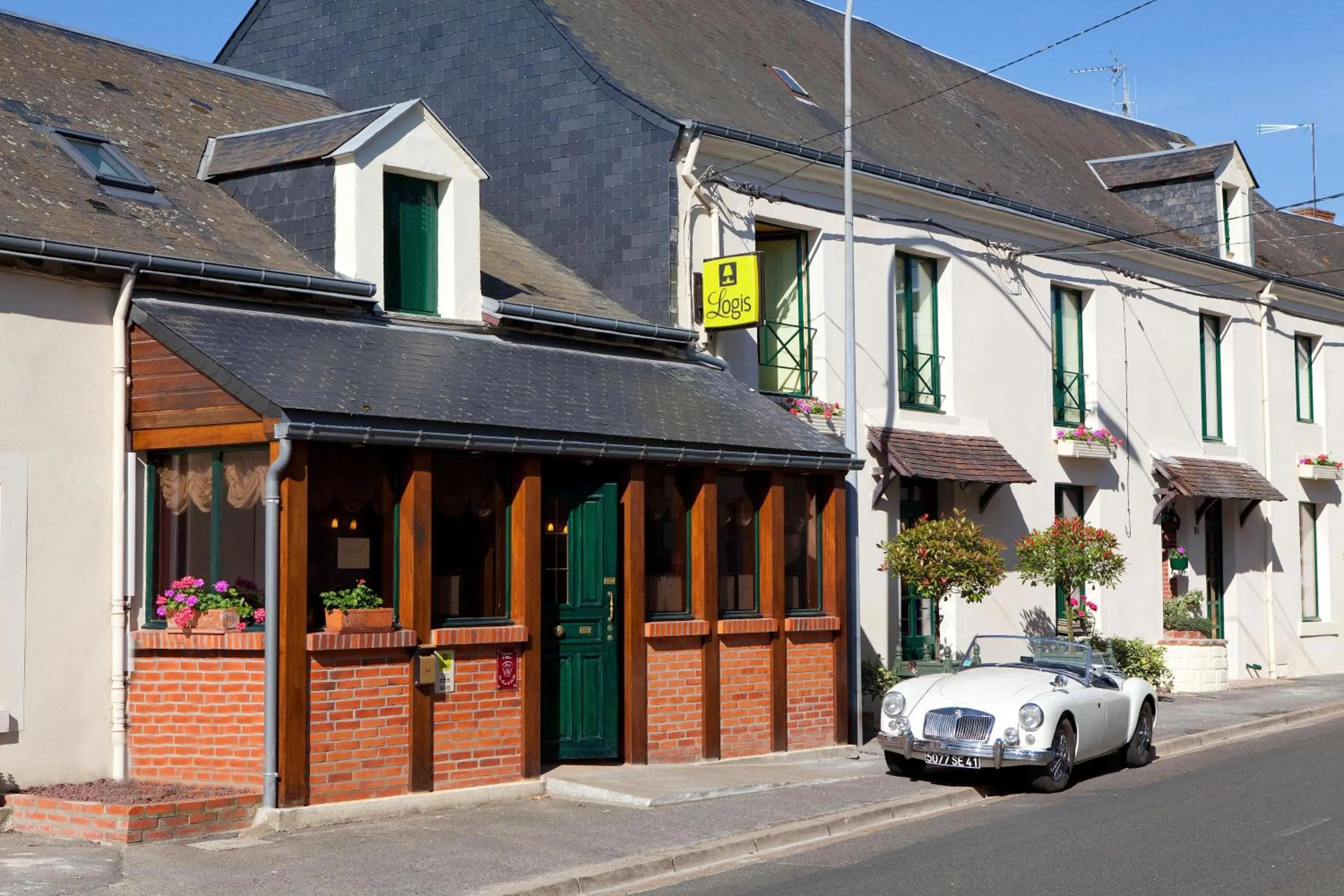 Property building in Logis hôtel Ô en Couleur