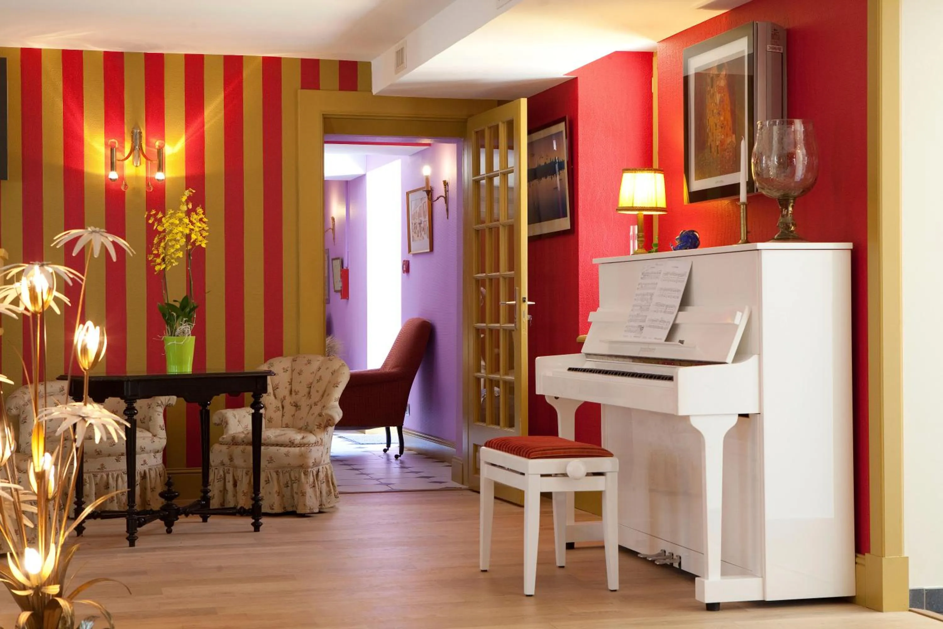 Lobby or reception in Logis hôtel Ô en Couleur