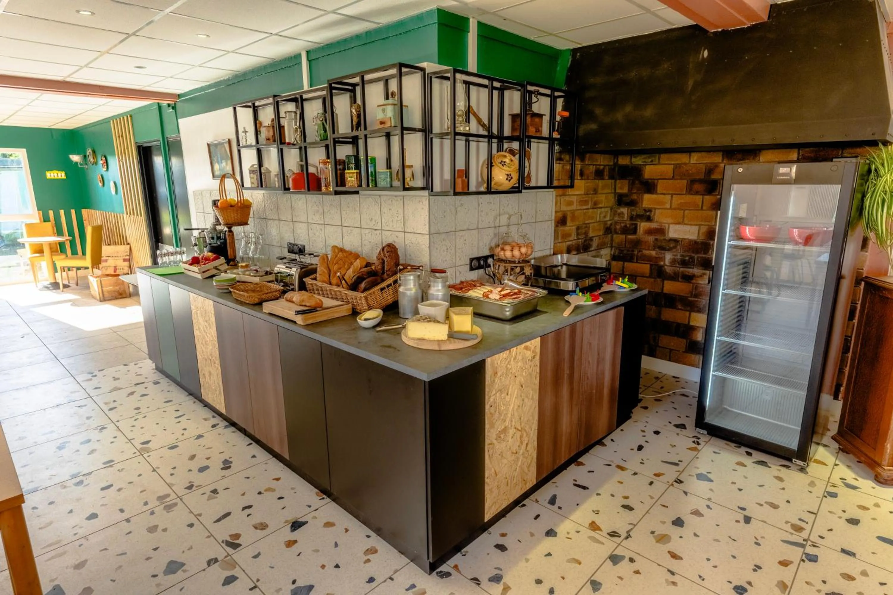 Breakfast, Kitchen/Kitchenette in Hôtel Restaurant Relais Vert - Montbeliard