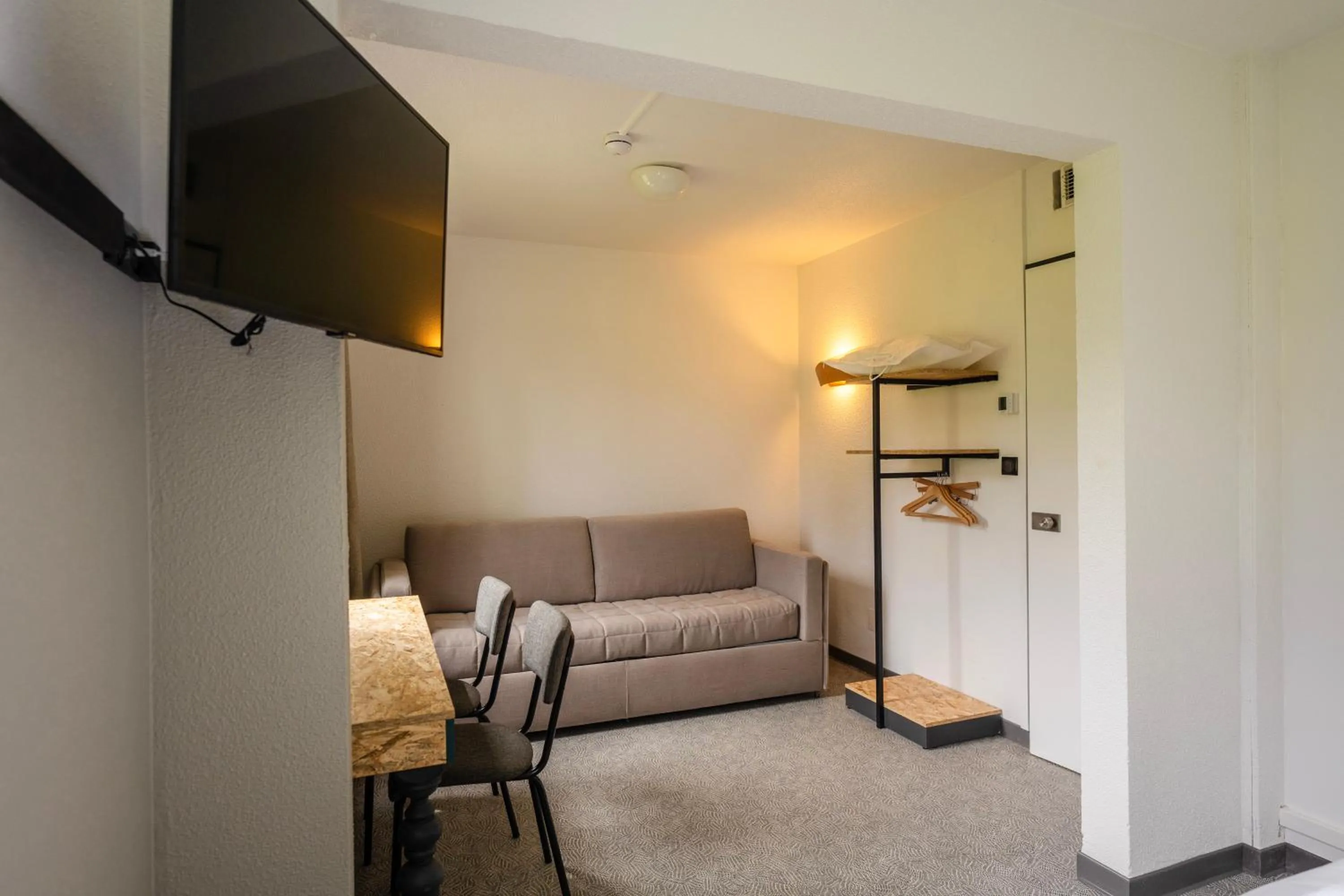 TV and multimedia, Seating Area in Hôtel Restaurant Relais Vert - Montbeliard