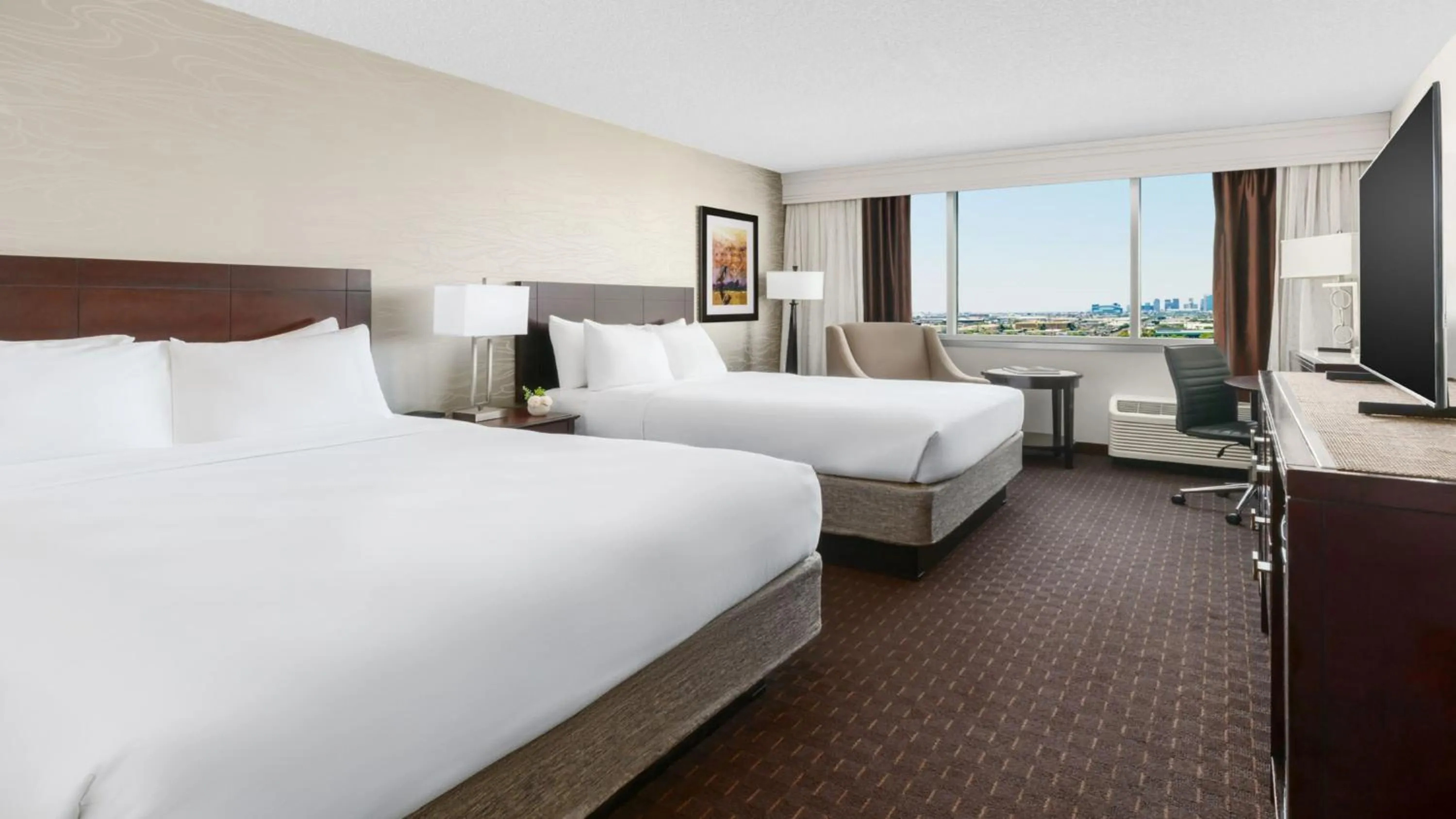 Photo of the whole room, Bed in Crowne Plaza Phoenix Airport - PHX by IHG