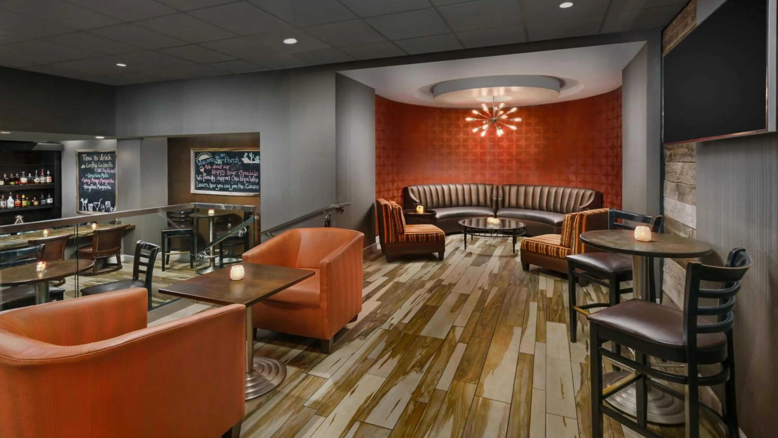Lounge or bar in Crowne Plaza Phoenix Airport - PHX by IHG