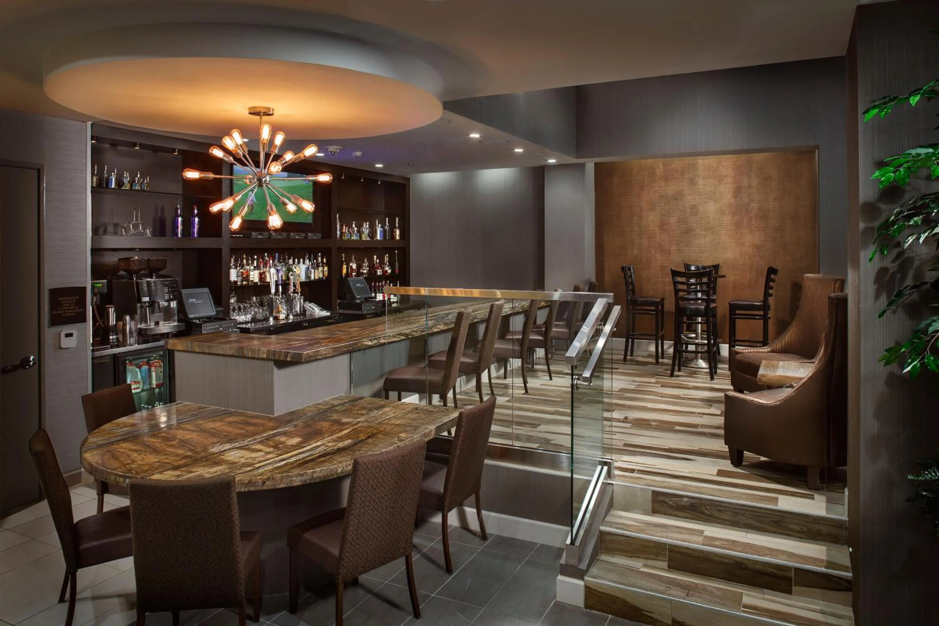 Lounge or bar in Crowne Plaza Phoenix Airport - PHX by IHG