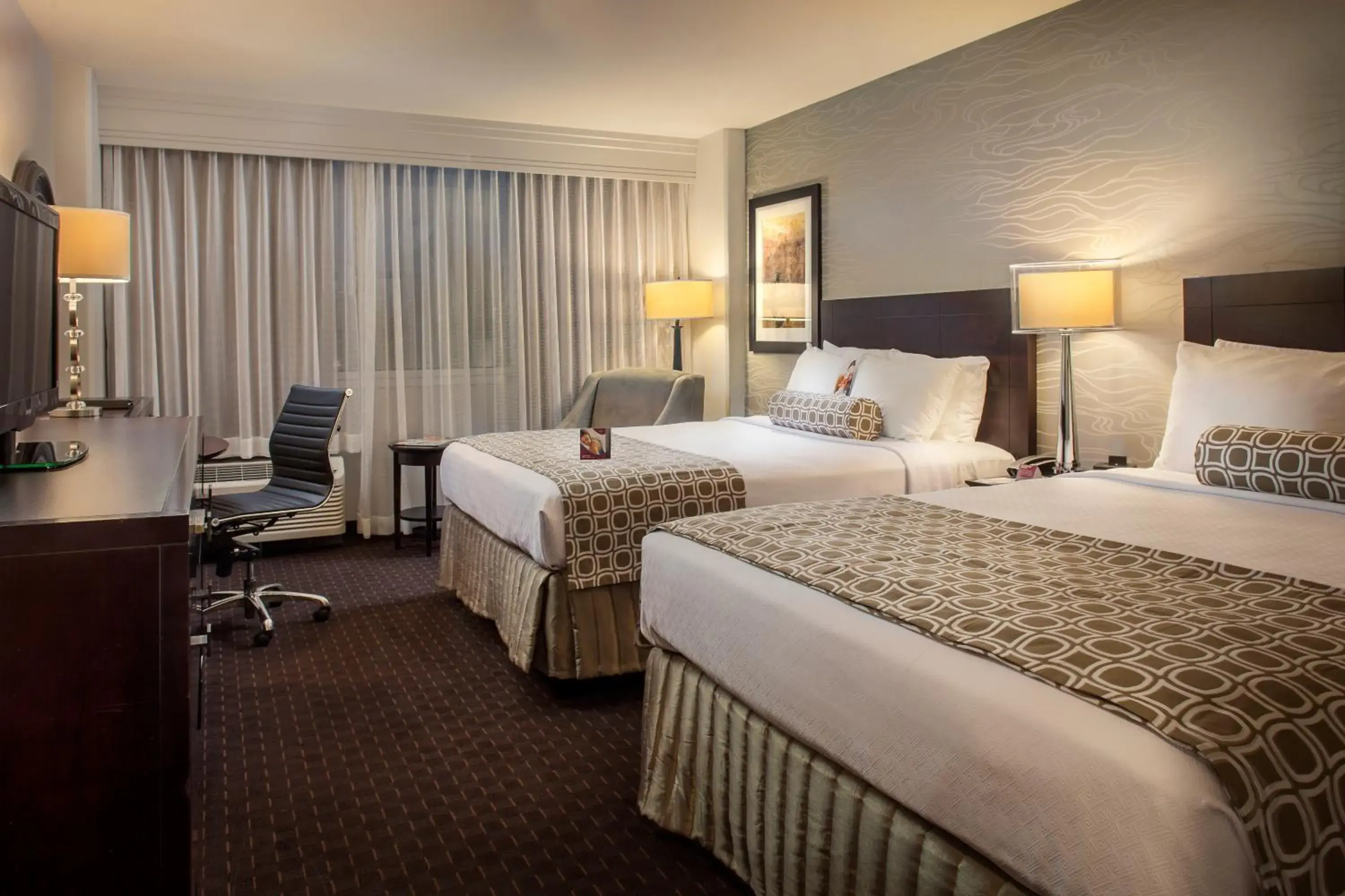 Photo of the whole room, Bed in Crowne Plaza Phoenix Airport - PHX by IHG Photo of the whole room, Bed in Crowne Plaza Phoenix Airport - PHX by IHG