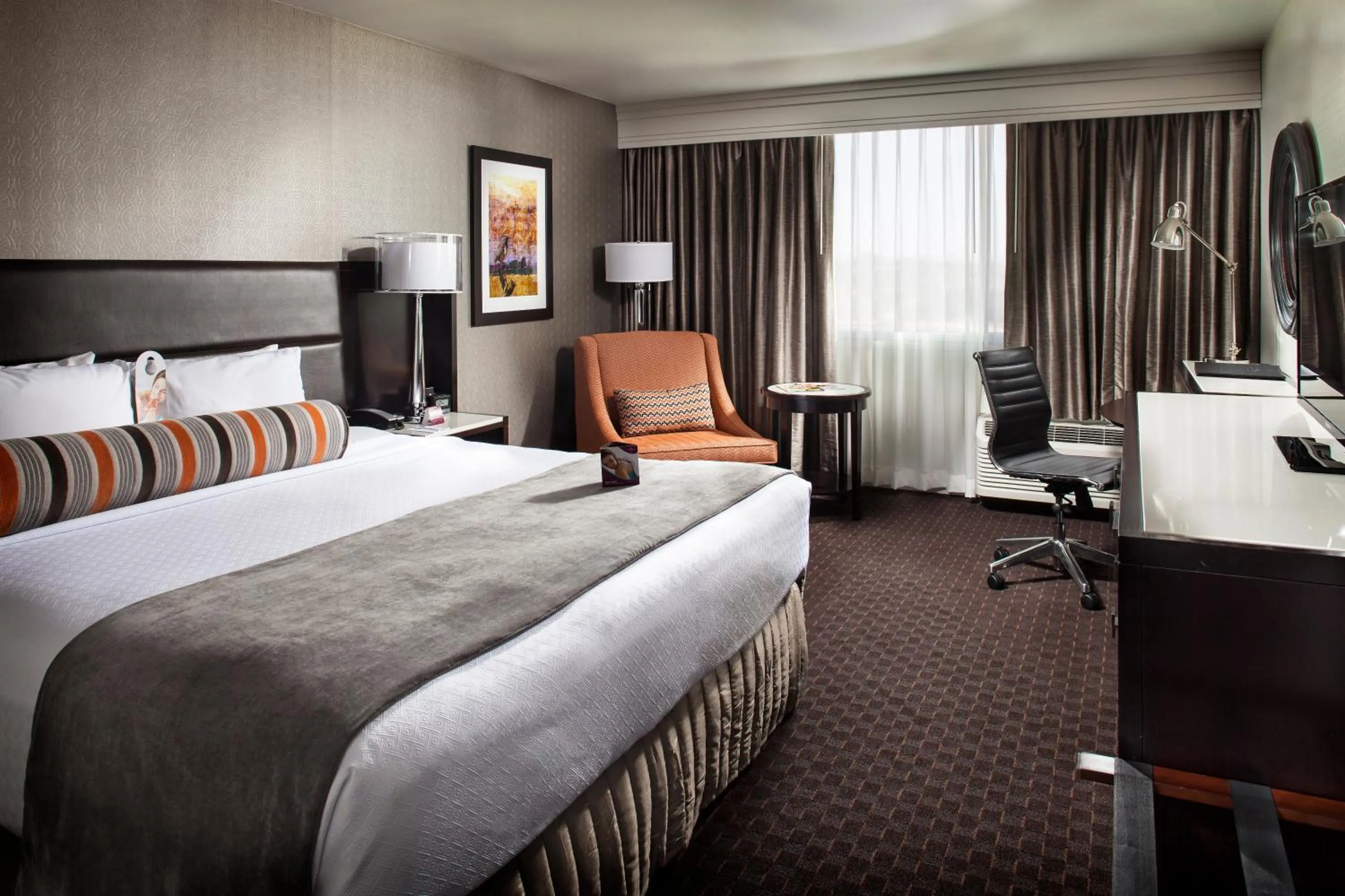 Photo of the whole room, Bed in Crowne Plaza Phoenix Airport - PHX by IHG