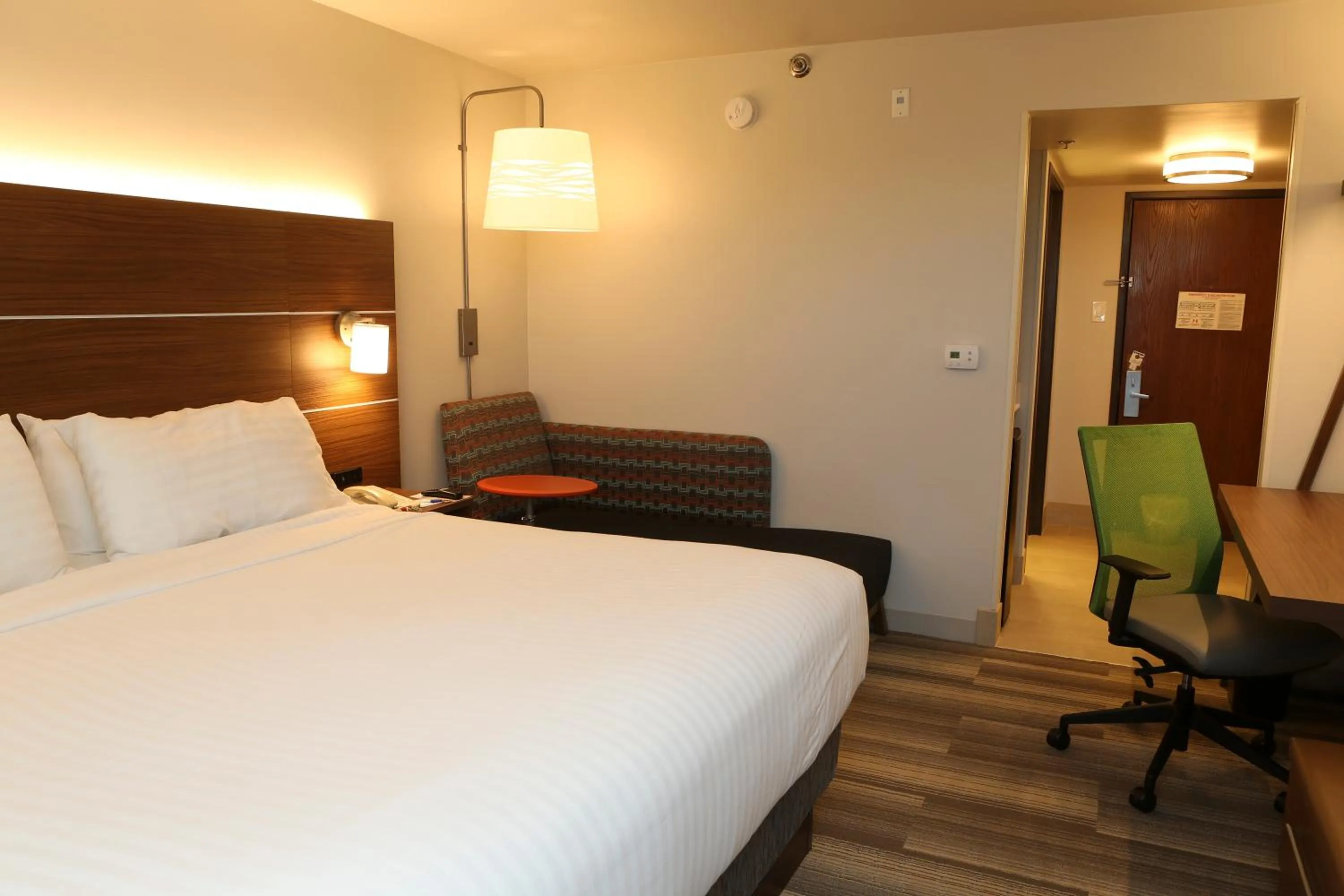 Photo of the whole room, Bed in Holiday Inn Express Phoenix-Airport/University Drive by IHG