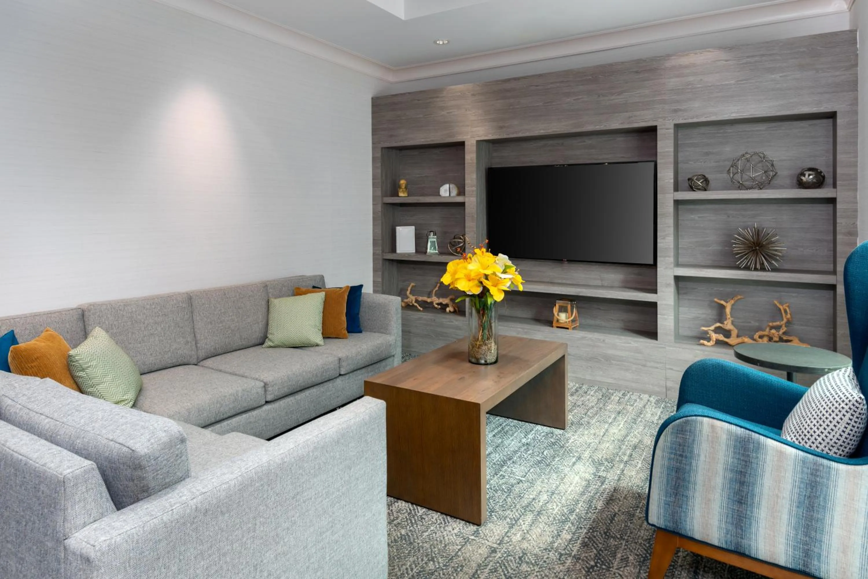 Communal lounge/ TV room in Staybridge Suites Miami Doral Area by IHG